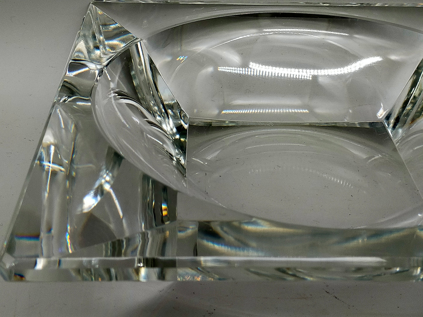 Massive Kristallglas Schale signiert – Modernes Designobjekt
