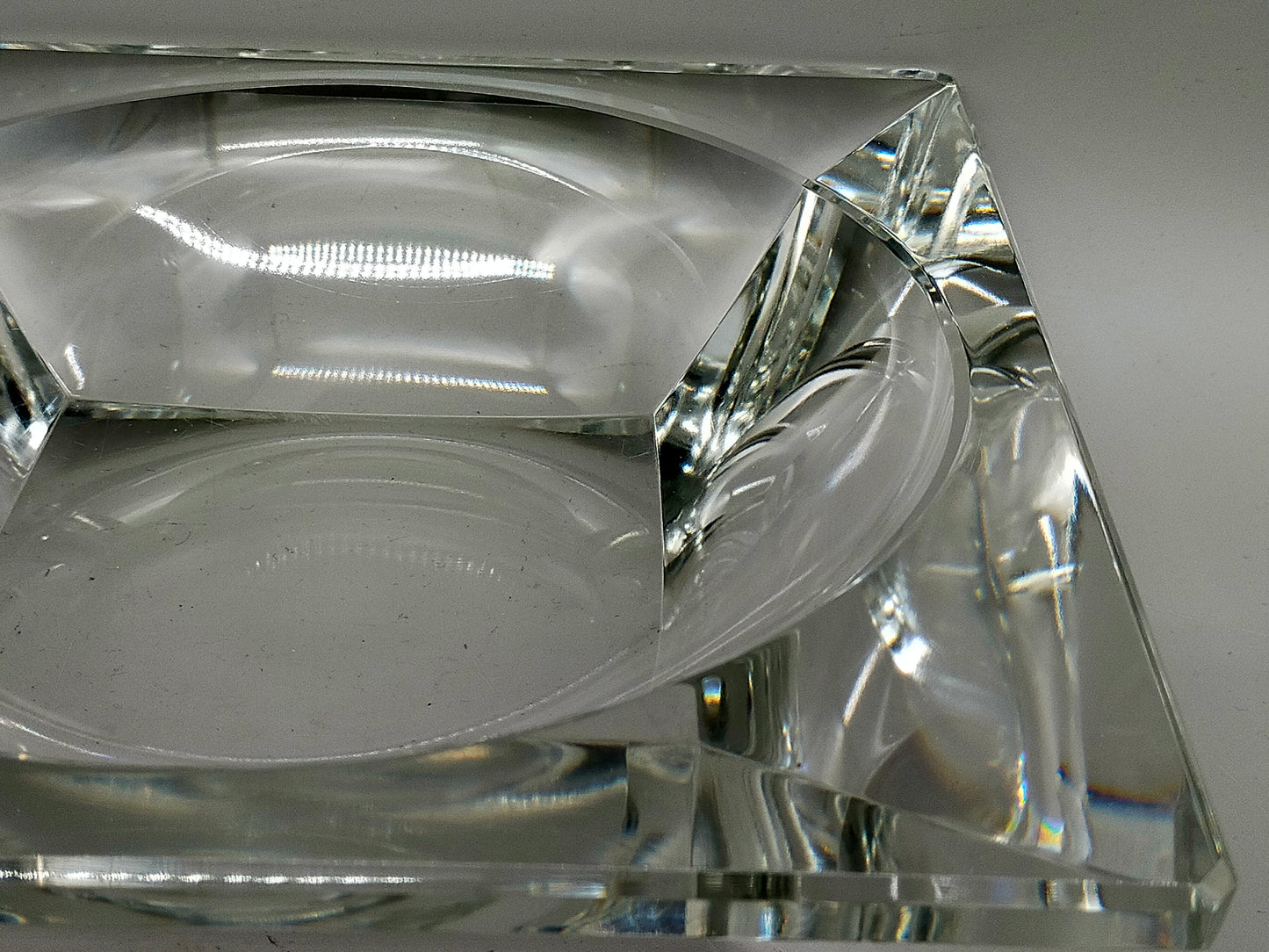 Massive Kristallglas Schale signiert – Modernes Designobjekt