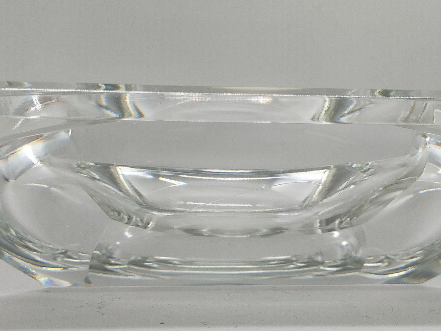 Massive Kristallglas Schale signiert – Modernes Designobjekt