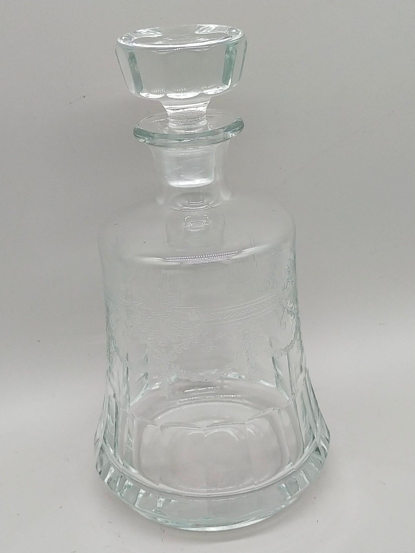 Kristallglas Karaffe mit Stöpsel – floral graviert, facettierter Schliff