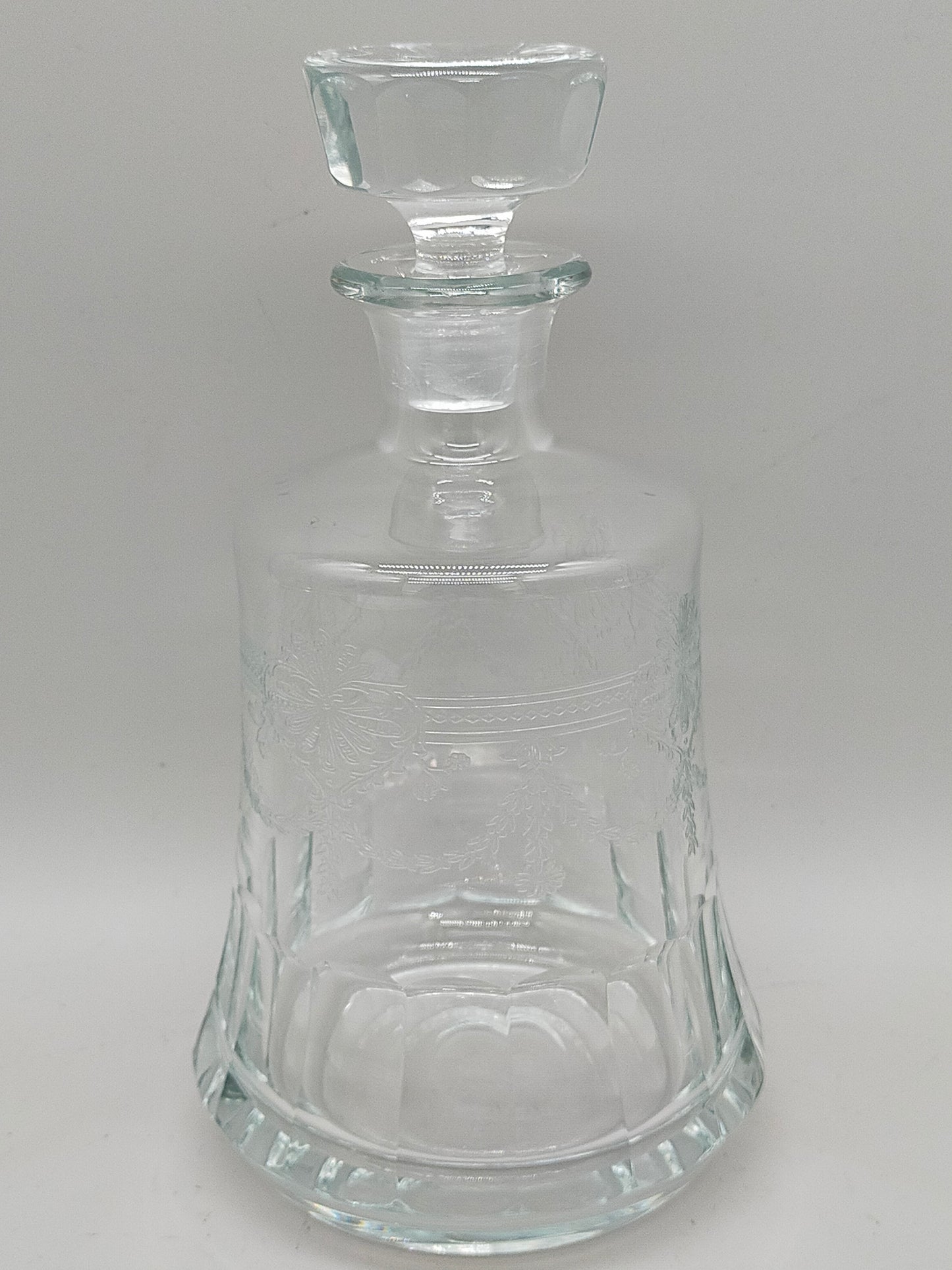 Kristallglas Karaffe mit Stöpsel – floral graviert, facettierter Schliff