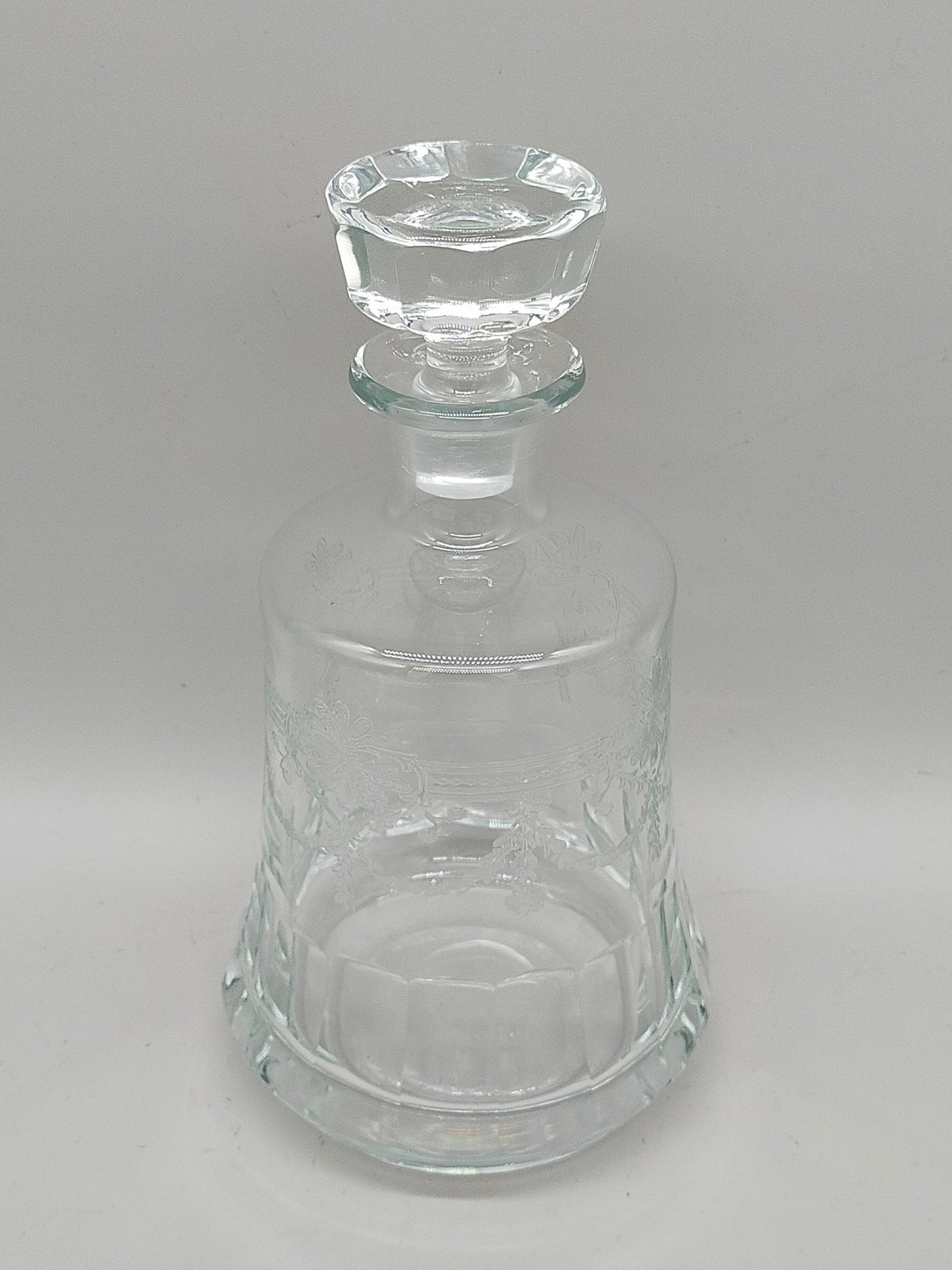 Kristallglas Karaffe mit Stöpsel – floral graviert, facettierter Schliff