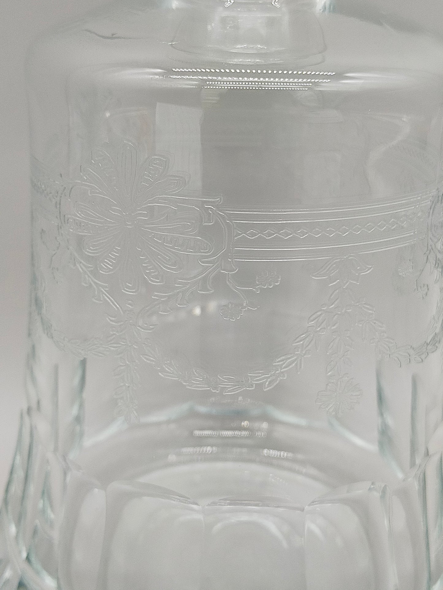 Kristallglas Karaffe mit Stöpsel – floral graviert, facettierter Schliff