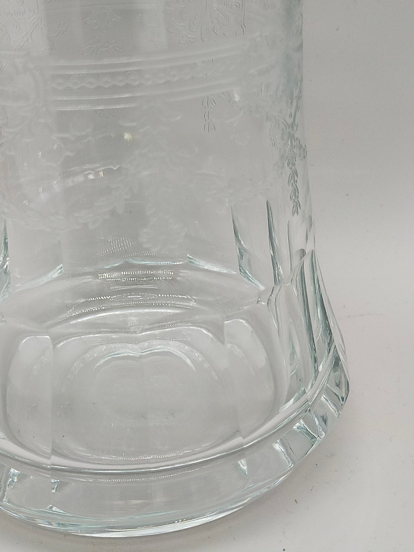 Kristallglas Karaffe mit Stöpsel – floral graviert, facettierter Schliff
