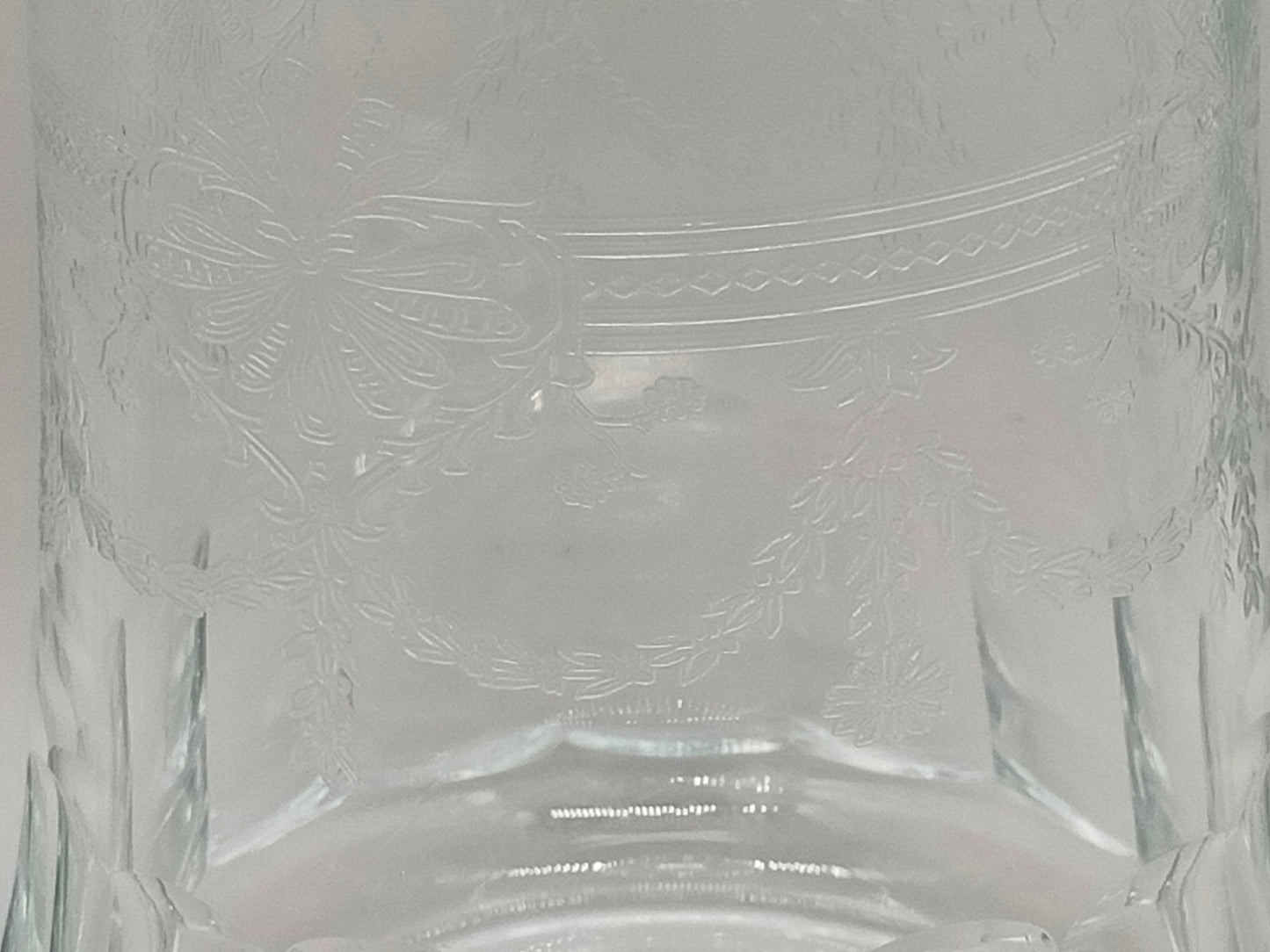 Kristallglas Karaffe mit Stöpsel – floral graviert, facettierter Schliff