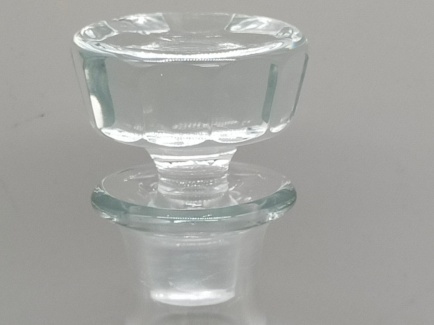 Kristallglas Karaffe mit Stöpsel – floral graviert, facettierter Schliff