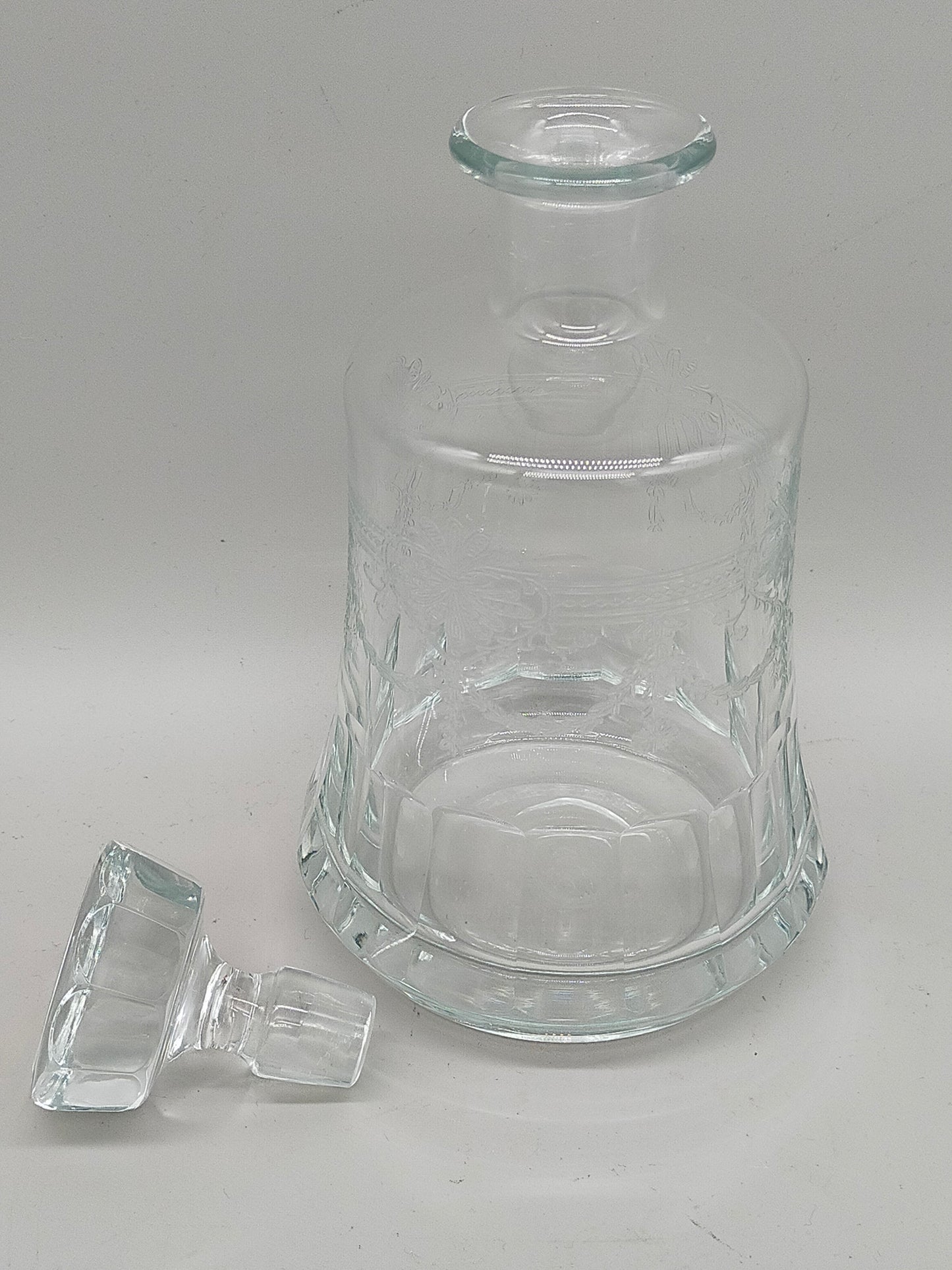 Kristallglas Karaffe mit Stöpsel – floral graviert, facettierter Schliff