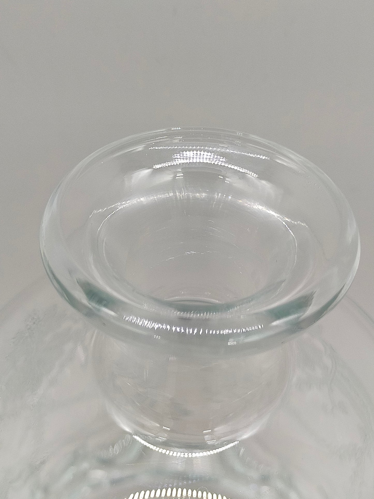 Kristallglas Karaffe mit Stöpsel – floral graviert, facettierter Schliff