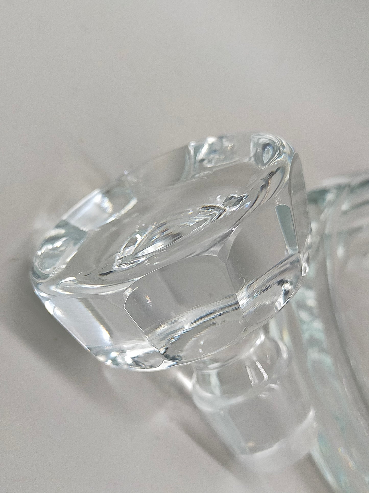 Kristallglas Karaffe mit Stöpsel – floral graviert, facettierter Schliff