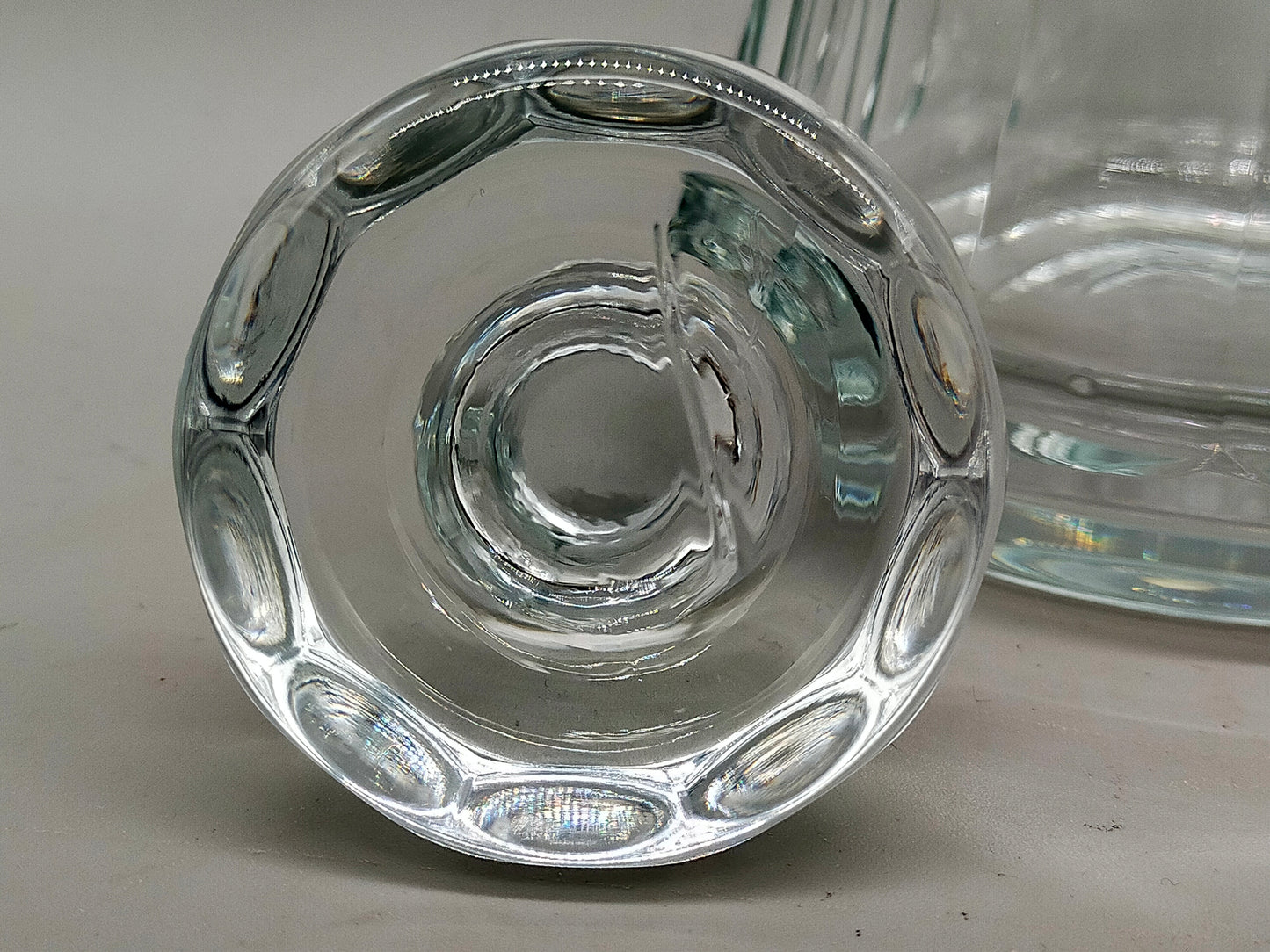 Kristallglas Karaffe mit Stöpsel – floral graviert, facettierter Schliff