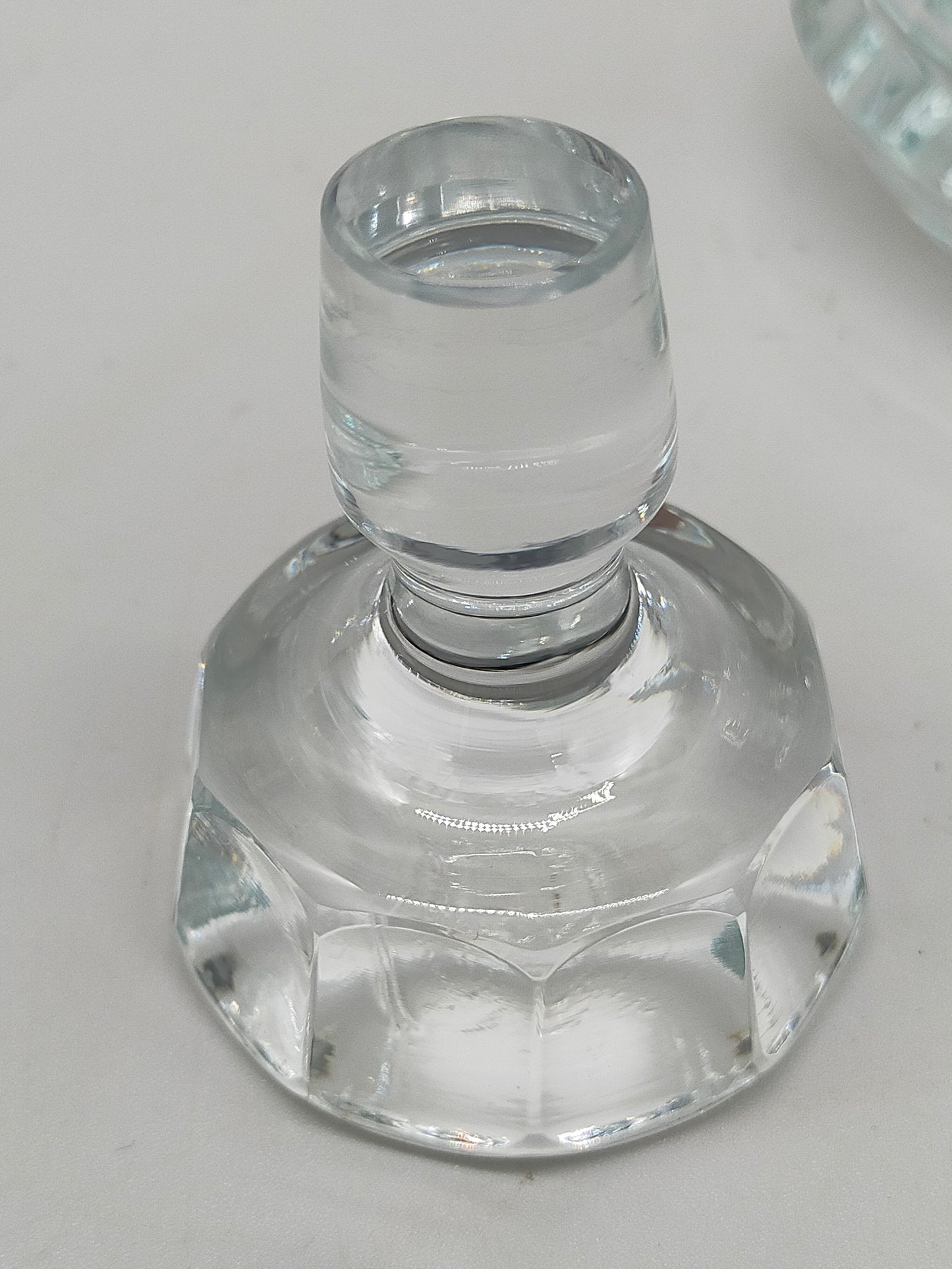 Kristallglas Karaffe mit Stöpsel – floral graviert, facettierter Schliff