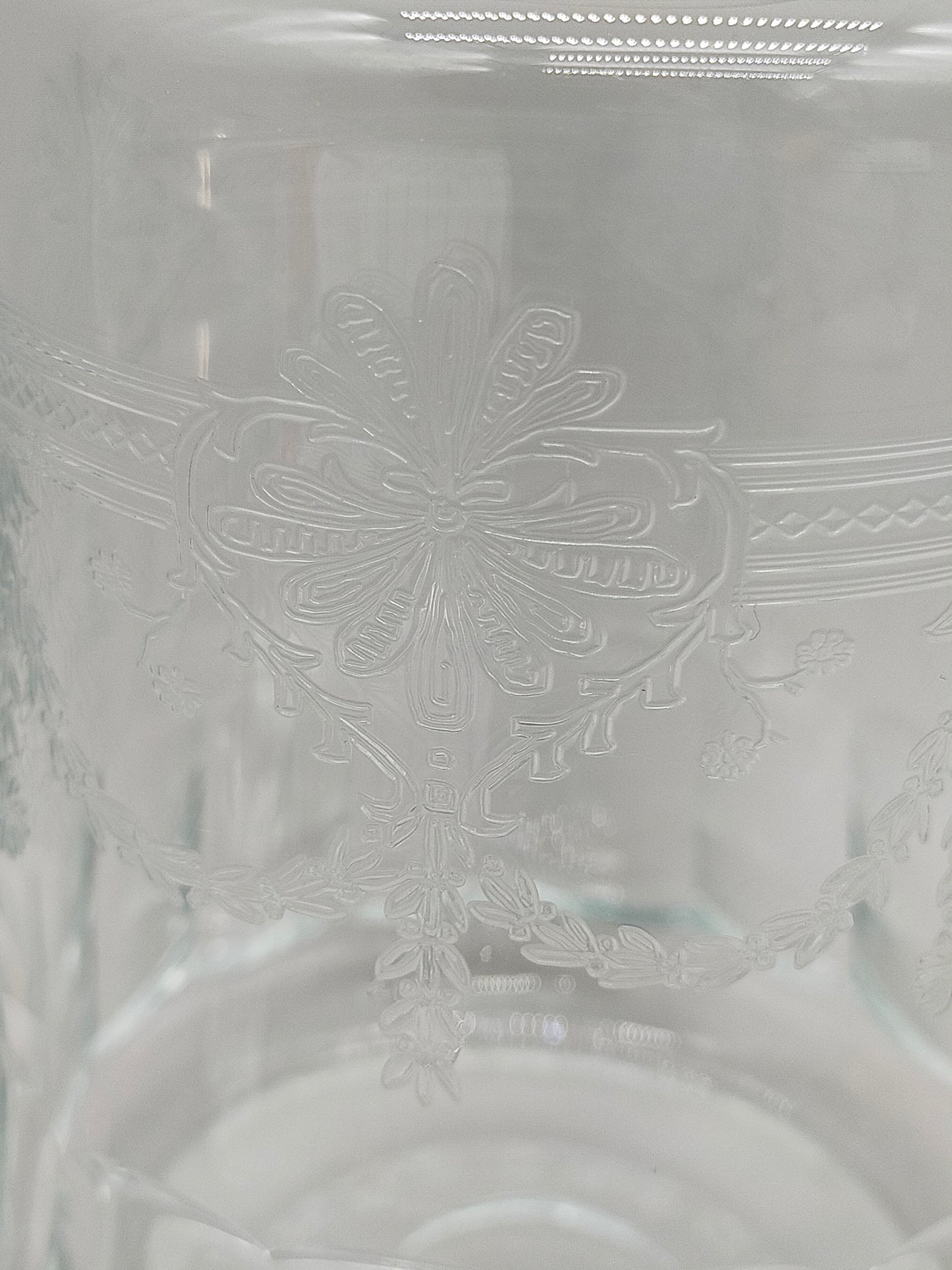 Kristallglas Karaffe mit Stöpsel – floral graviert, facettierter Schliff