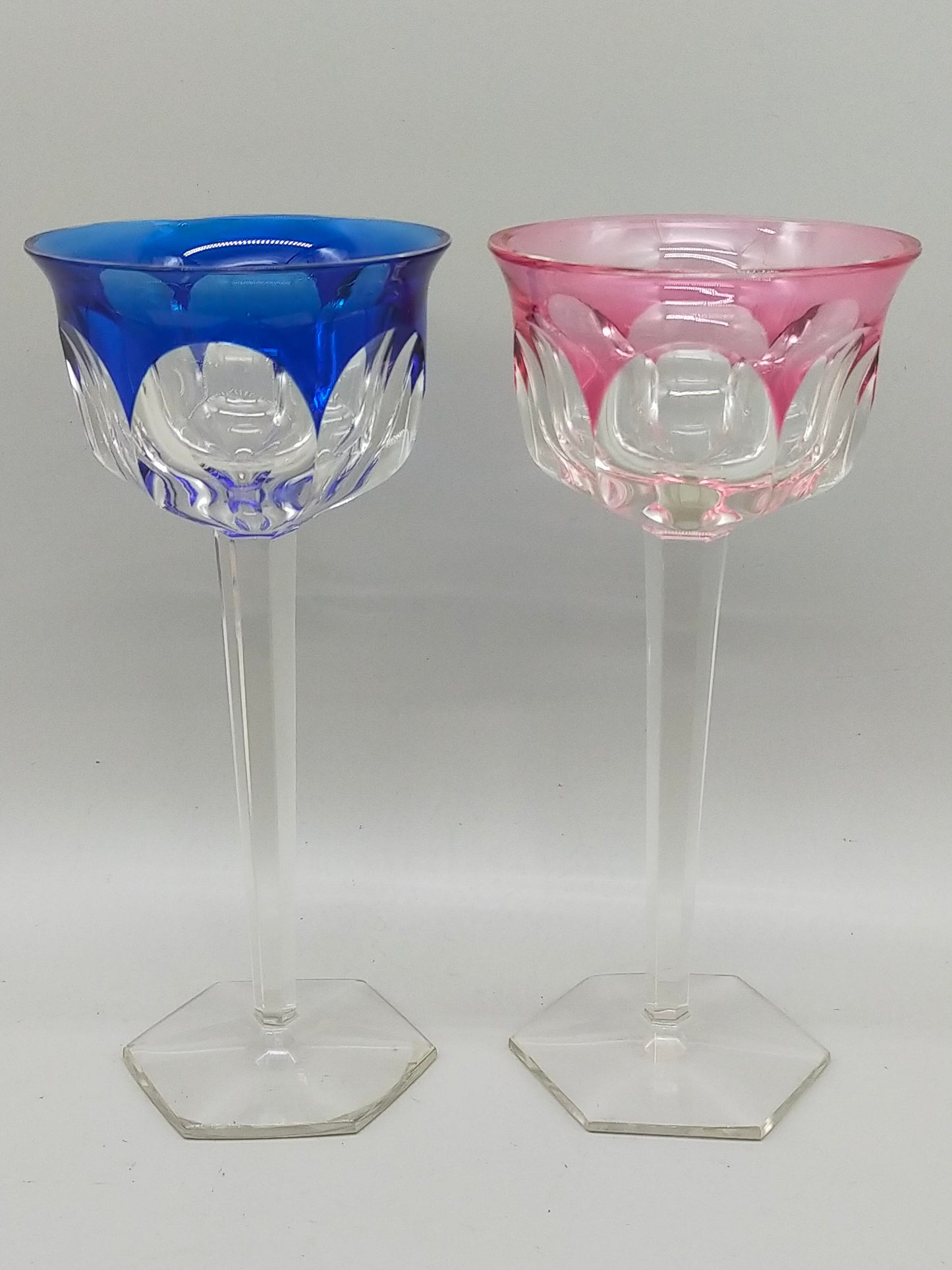 Elegante Kristallglas Kelche Blau & Rosa – Facettenschliff Design