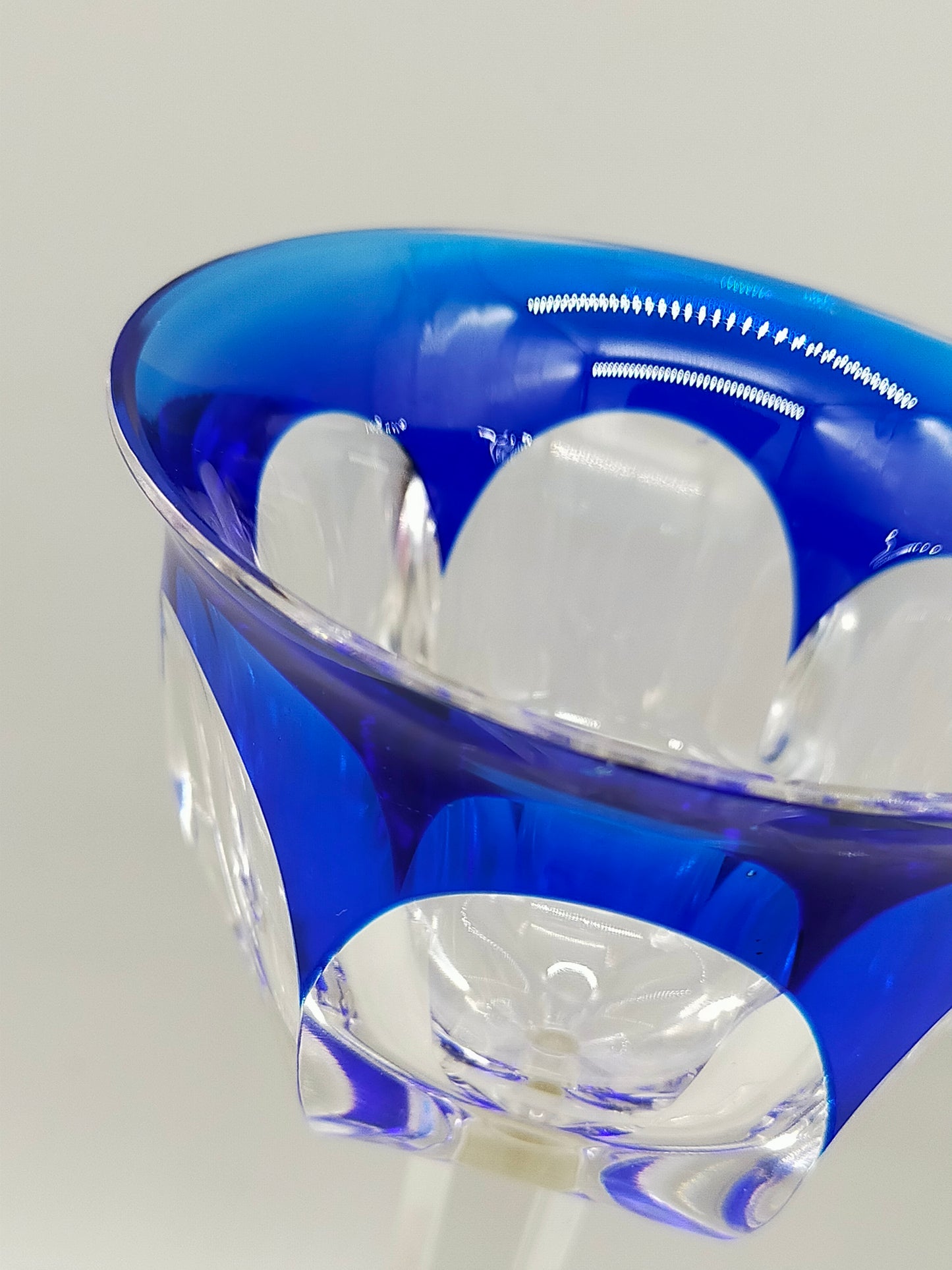 Elegante Kristallglas Kelche Blau & Rosa – Facettenschliff Design