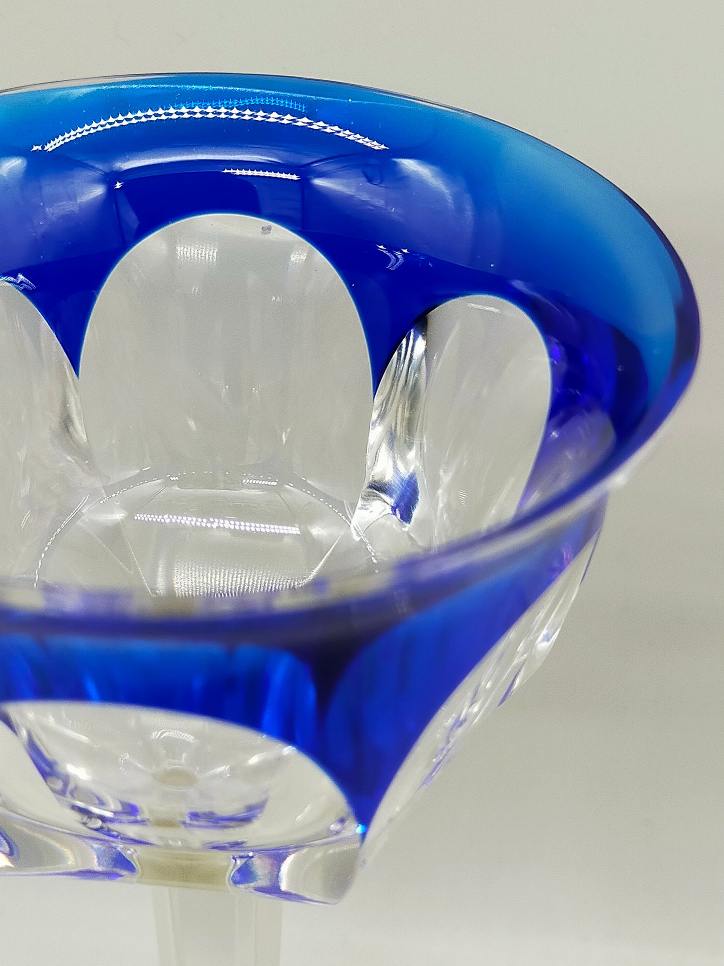 Elegante Kristallglas Kelche Blau & Rosa – Facettenschliff Design