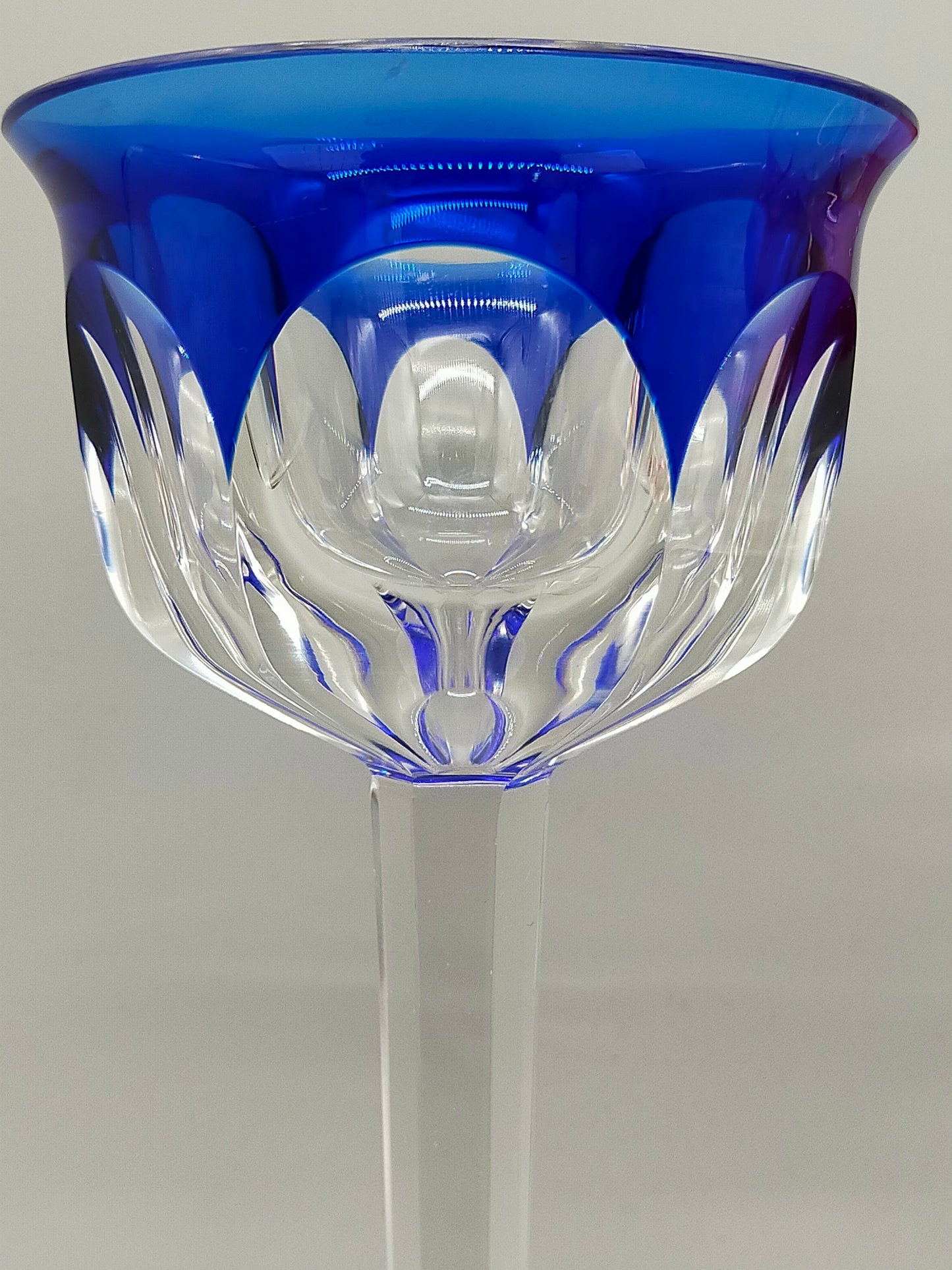 Elegante Kristallglas Kelche Blau & Rosa – Facettenschliff Design
