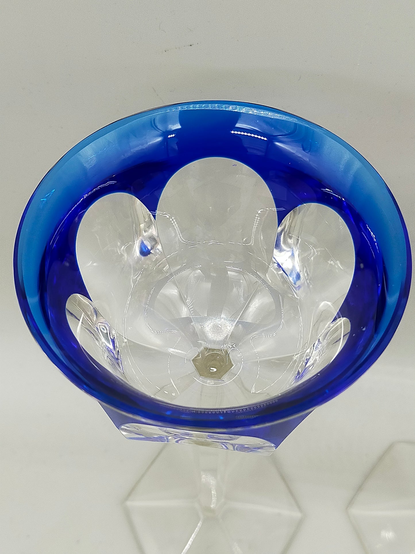 Elegante Kristallglas Kelche Blau & Rosa – Facettenschliff Design