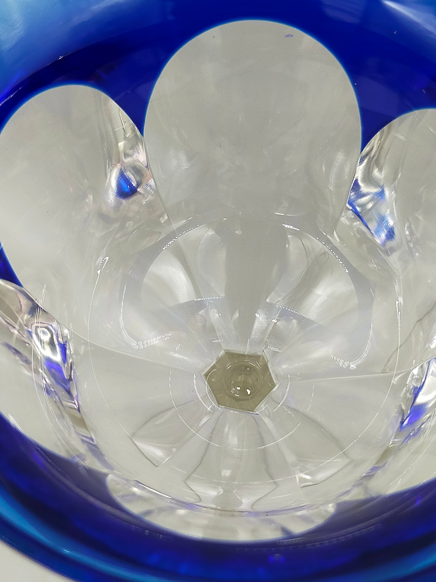 Elegante Kristallglas Kelche Blau & Rosa – Facettenschliff Design