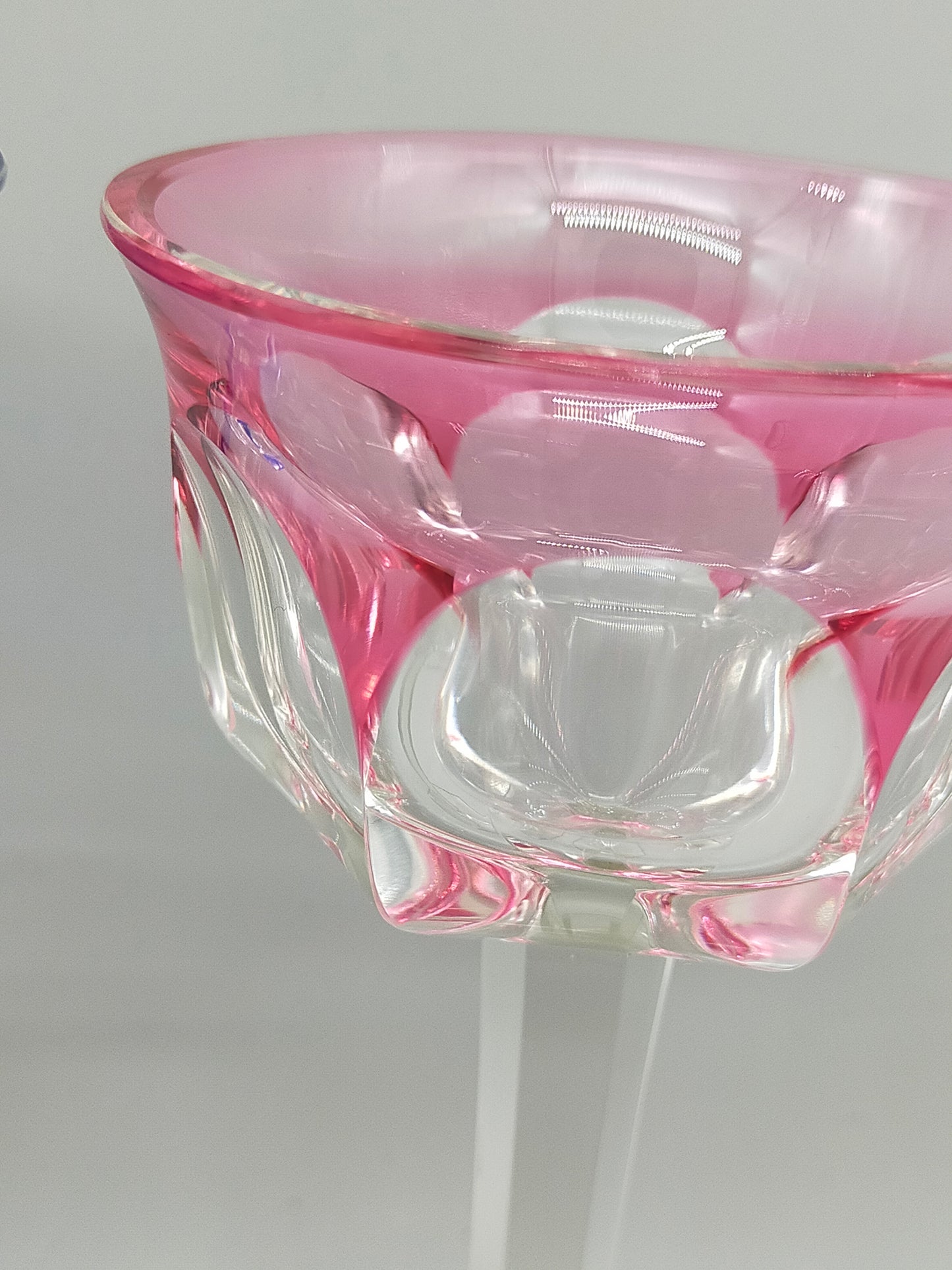 Elegante Kristallglas Kelche Blau & Rosa – Facettenschliff Design