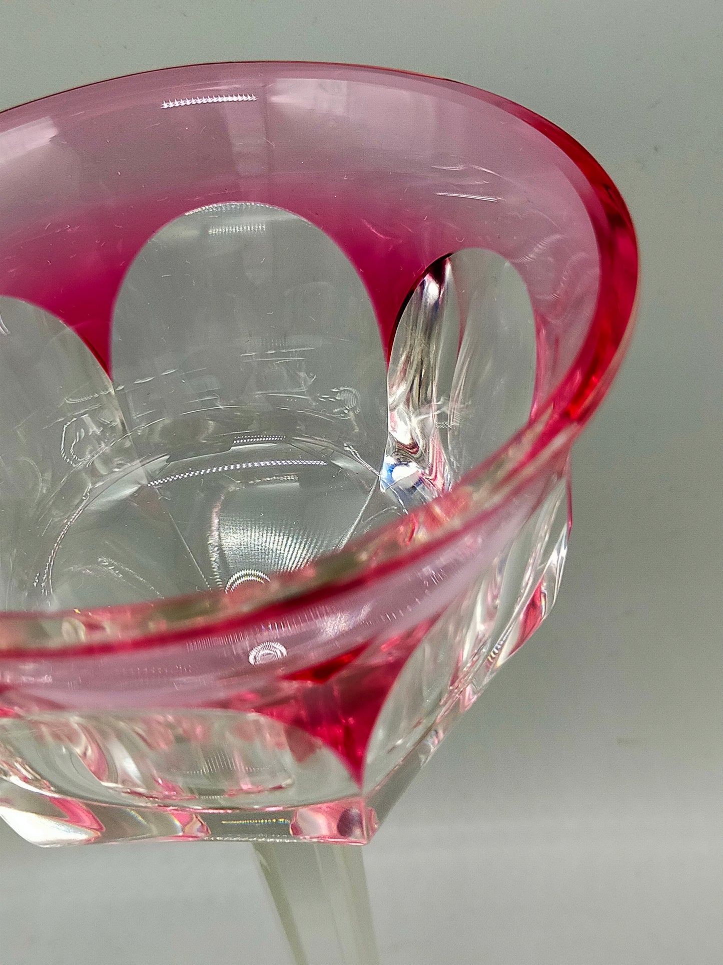 Elegante Kristallglas Kelche Blau & Rosa – Facettenschliff Design