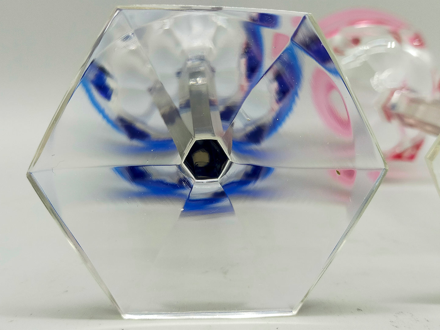 Elegante Kristallglas Kelche Blau & Rosa – Facettenschliff Design