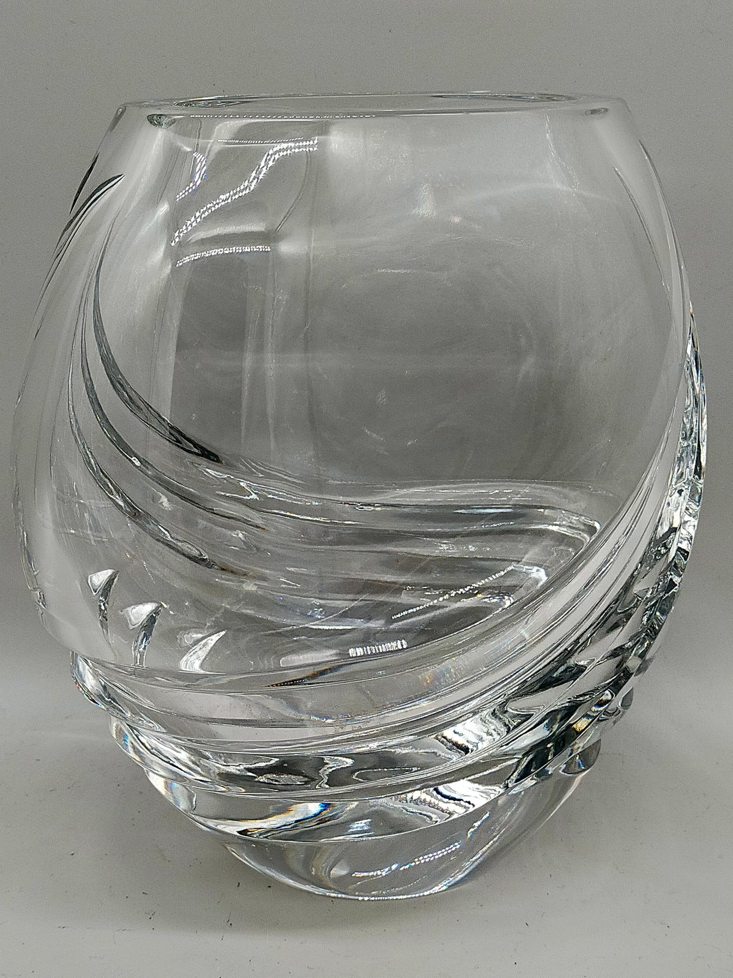 Massive Kristallglas Vase mit geschwungenem Design – dekorativ & edel