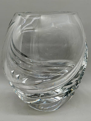 Massive Kristallglas Vase mit geschwungenem Design – dekorativ & edel