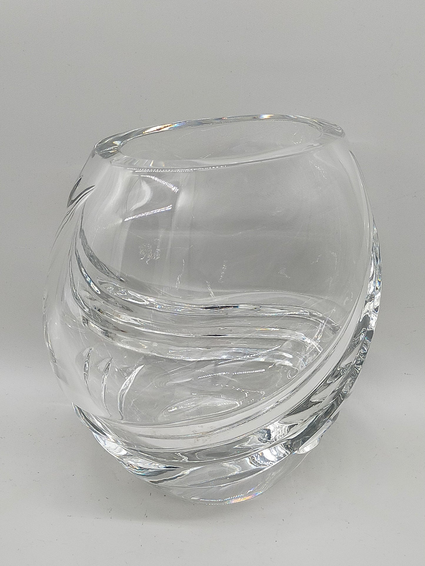 Massive Kristallglas Vase mit geschwungenem Design – dekorativ & edel