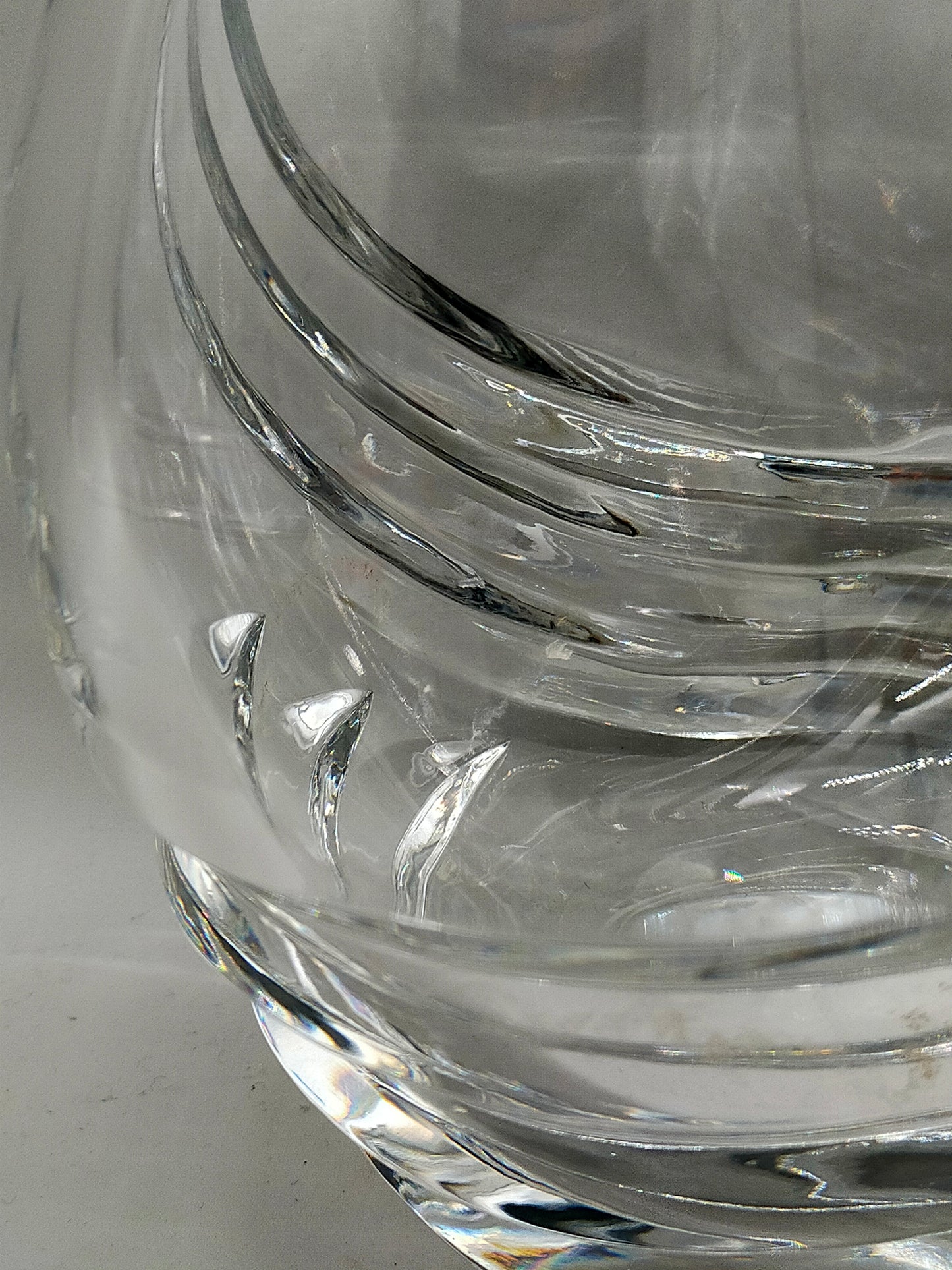 Massive Kristallglas Vase mit geschwungenem Design – dekorativ & edel