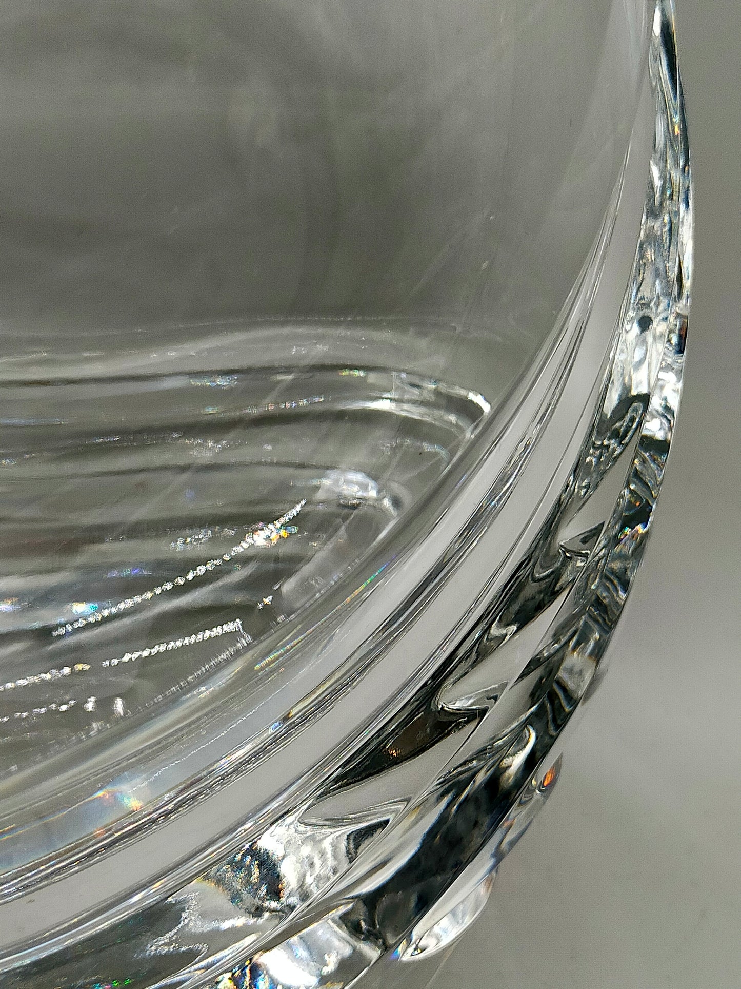 Massive Kristallglas Vase mit geschwungenem Design – dekorativ & edel