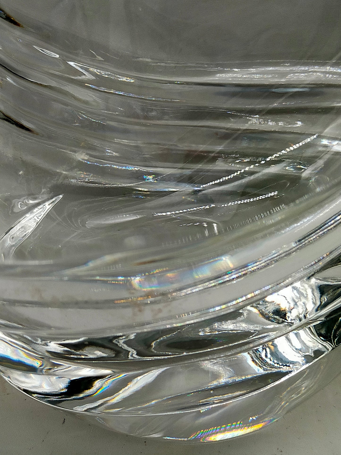 Massive Kristallglas Vase mit geschwungenem Design – dekorativ & edel