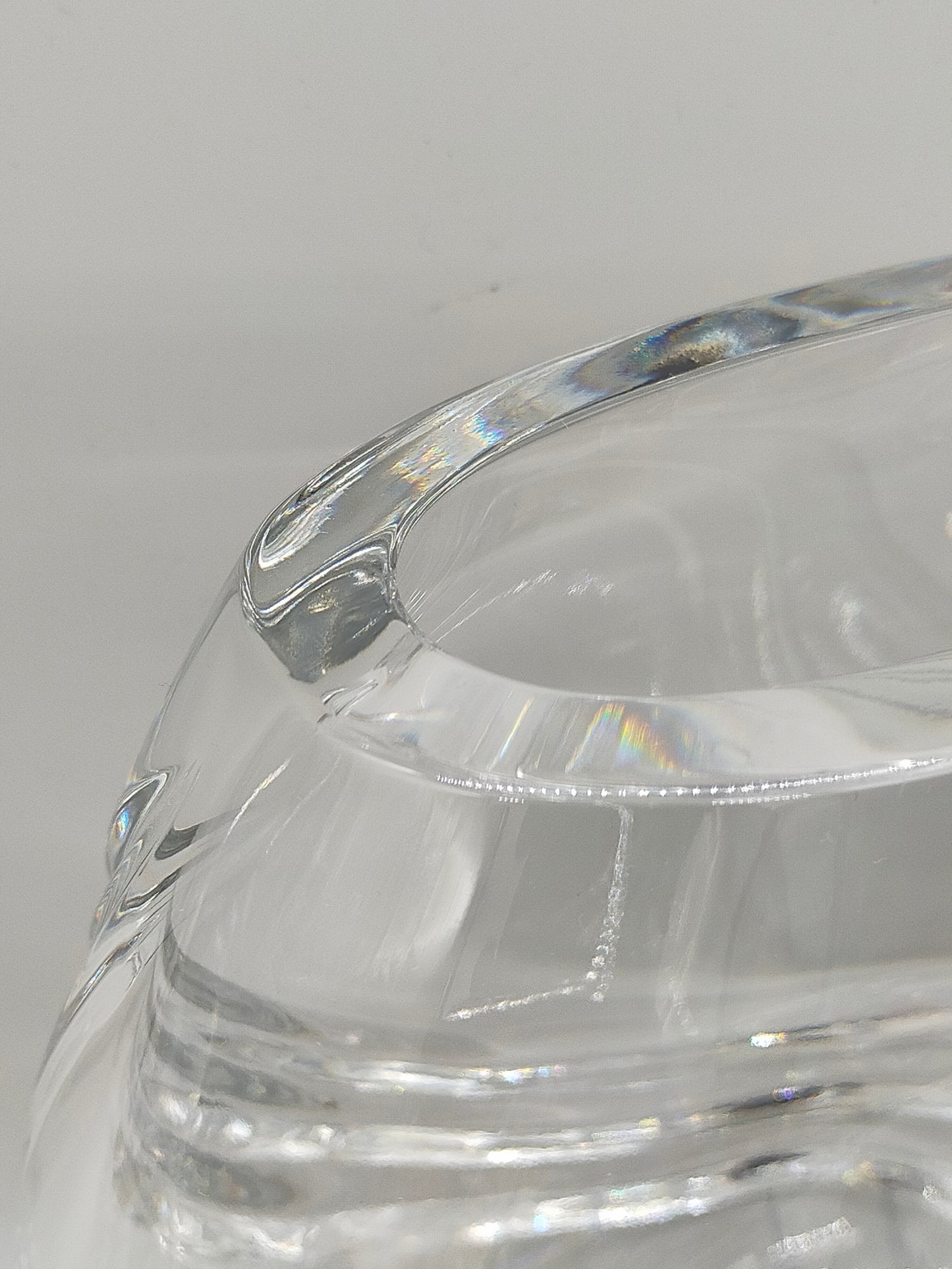 Massive Kristallglas Vase mit geschwungenem Design – dekorativ & edel