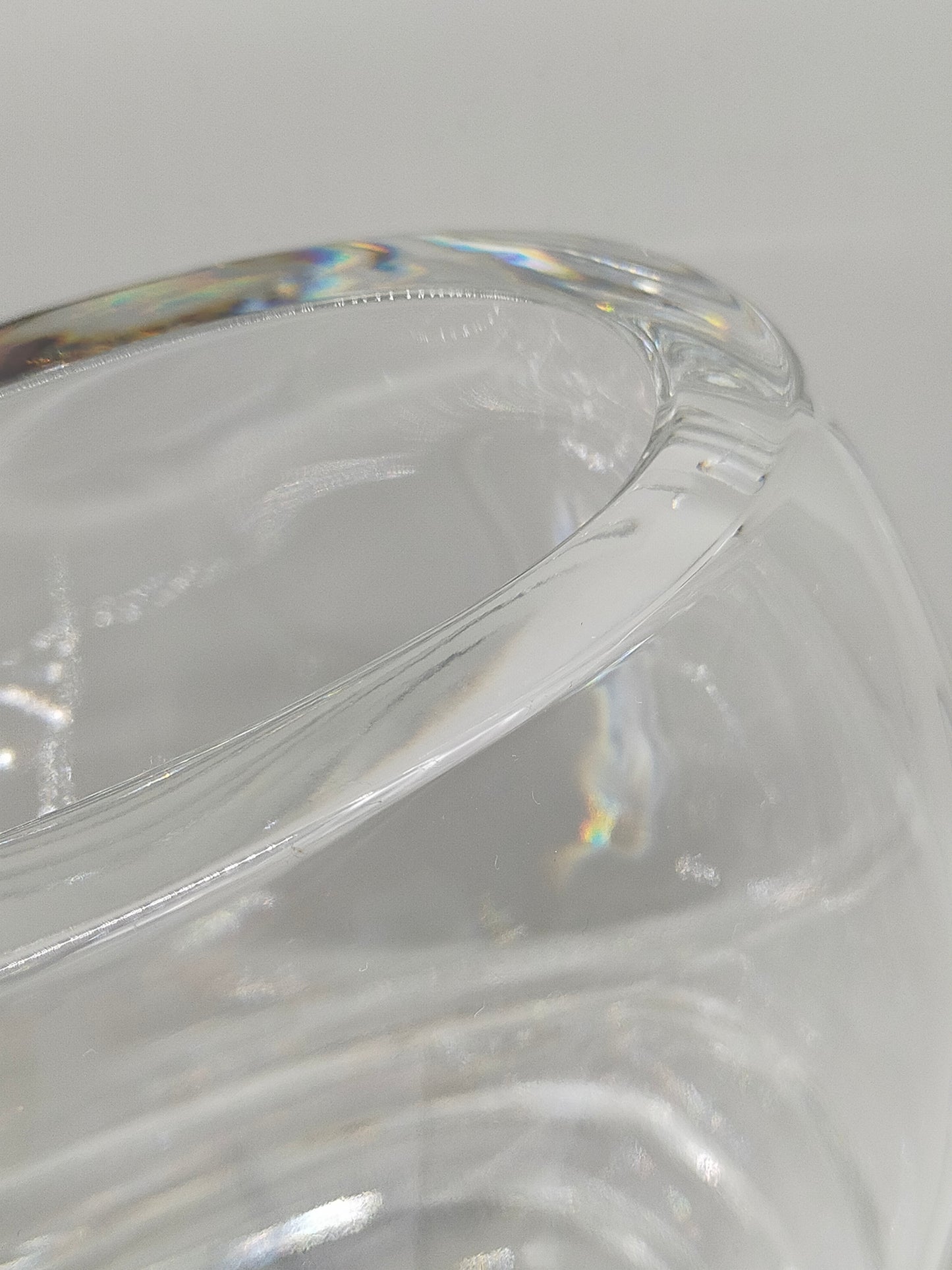 Massive Kristallglas Vase mit geschwungenem Design – dekorativ & edel