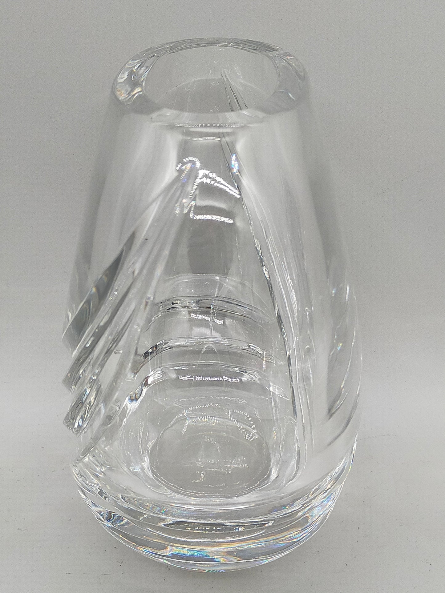 Massive Kristallglas Vase mit geschwungenem Design – dekorativ & edel
