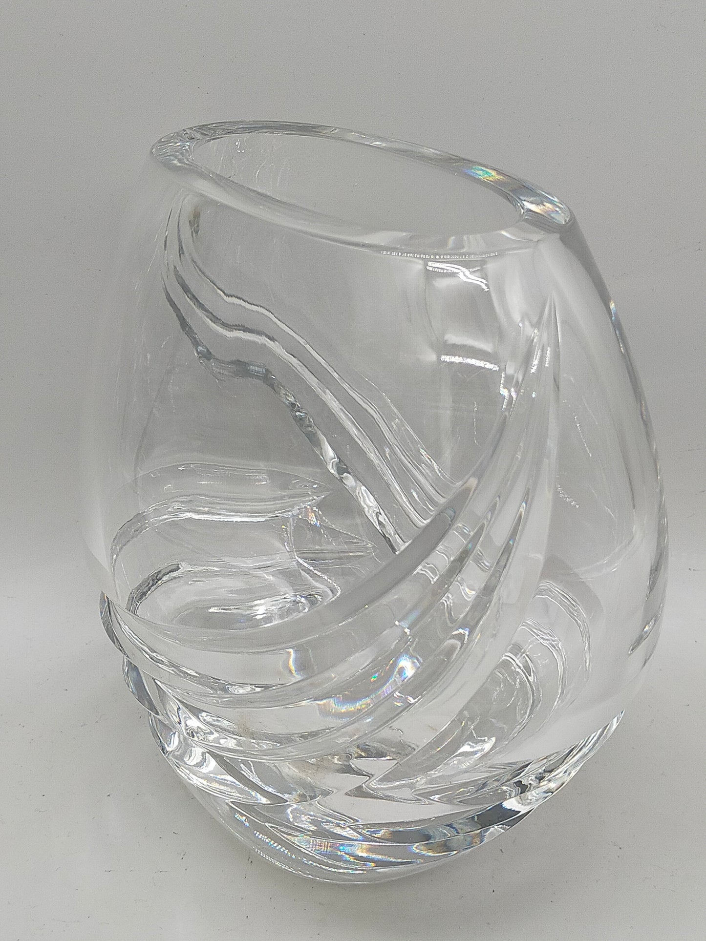 Massive Kristallglas Vase mit geschwungenem Design – dekorativ & edel