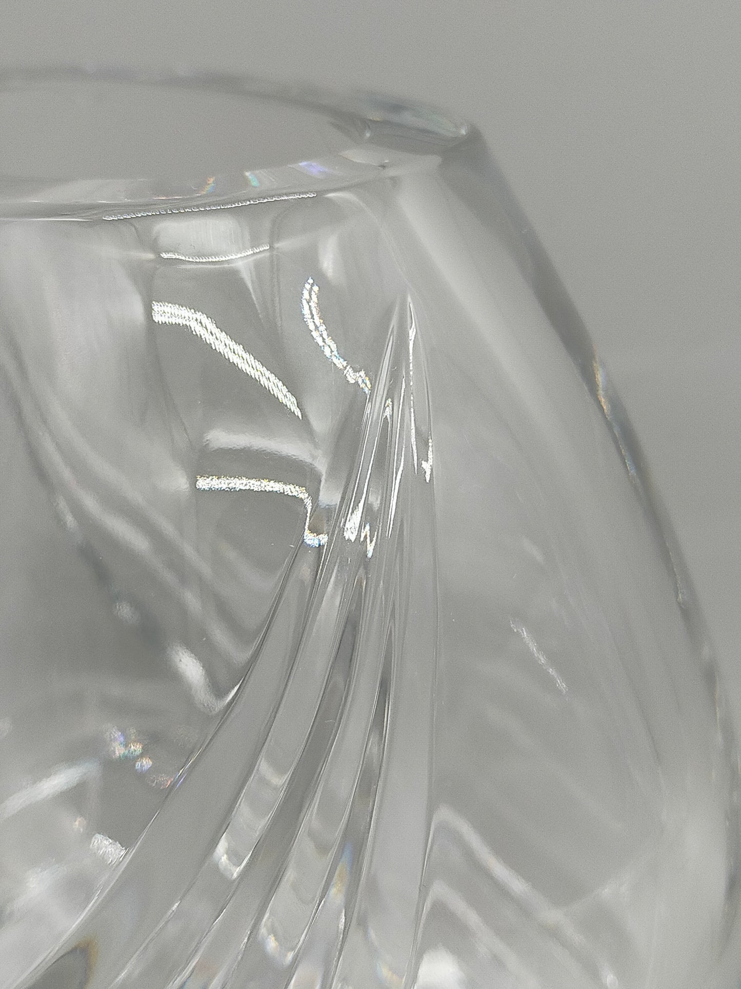Massive Kristallglas Vase mit geschwungenem Design – dekorativ & edel