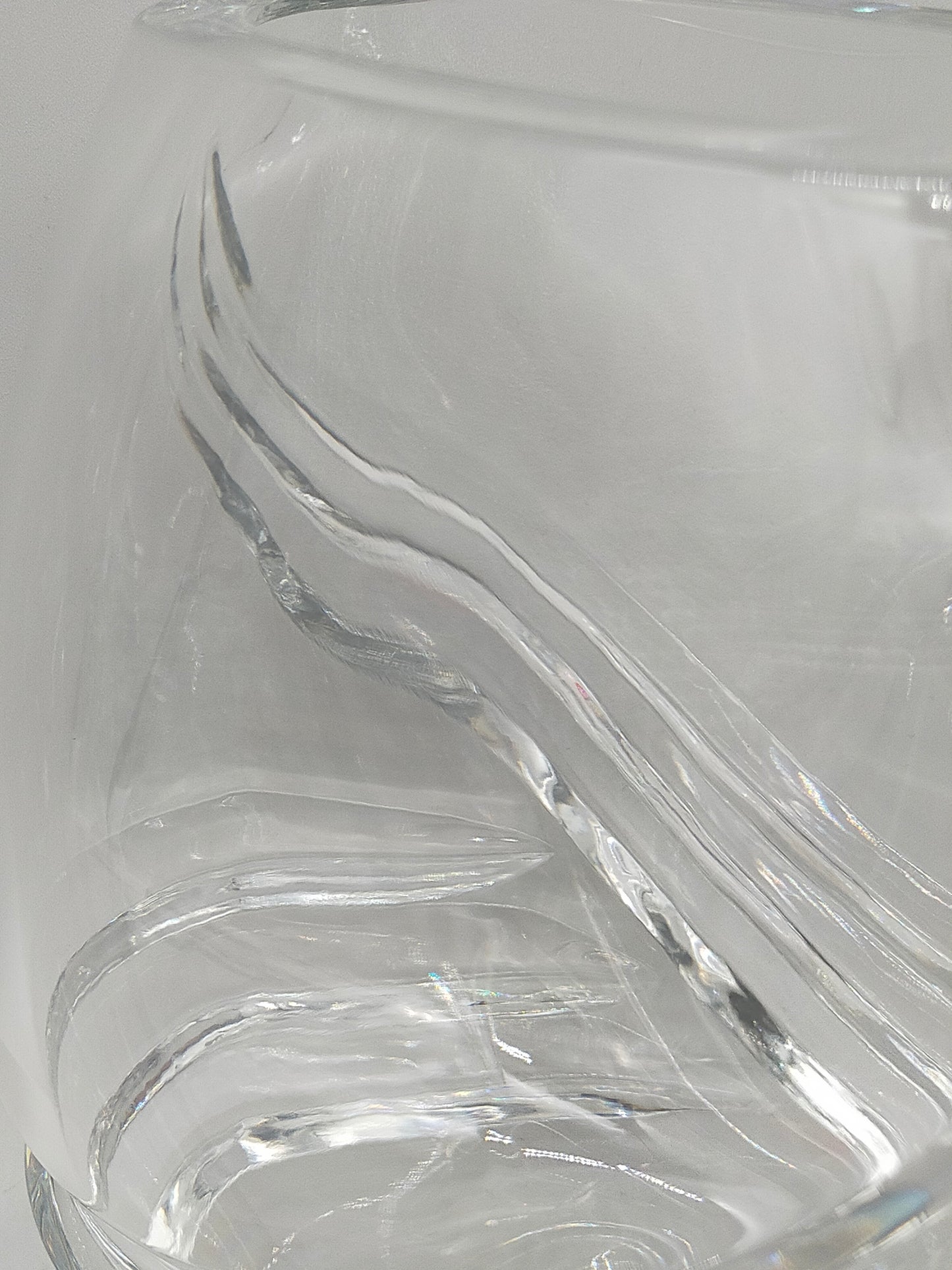 Massive Kristallglas Vase mit geschwungenem Design – dekorativ & edel