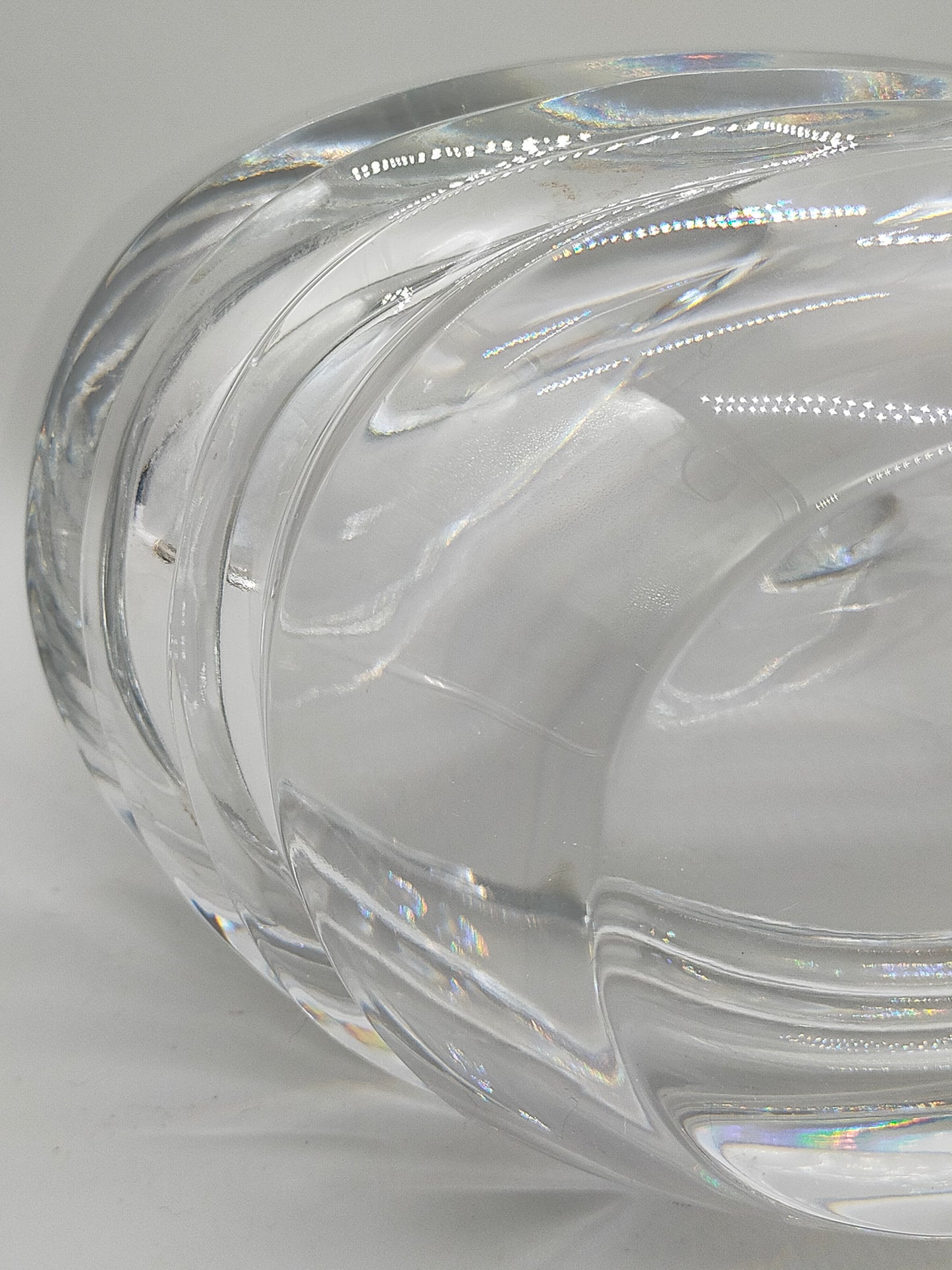 Massive Kristallglas Vase mit geschwungenem Design – dekorativ & edel
