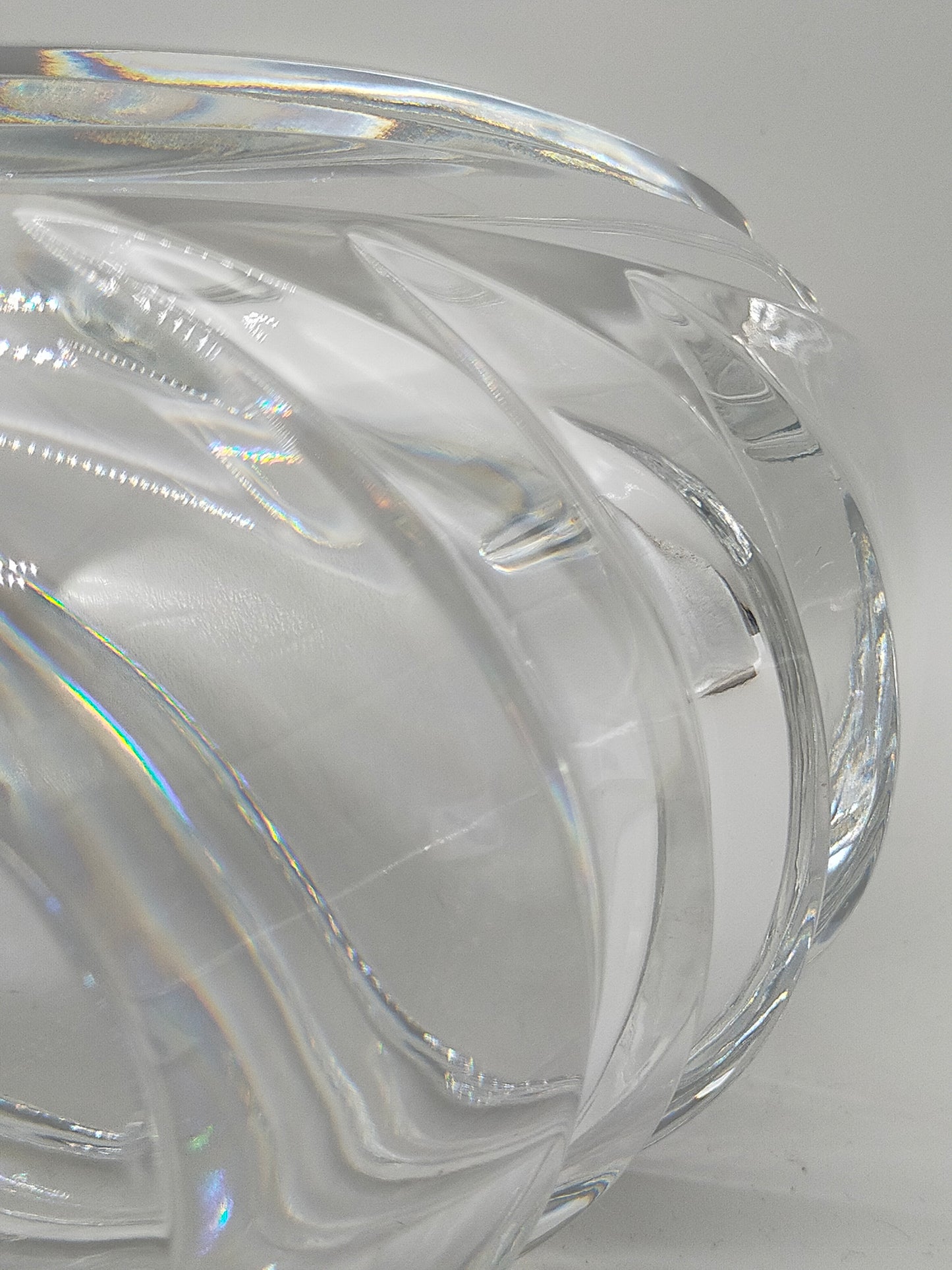 Massive Kristallglas Vase mit geschwungenem Design – dekorativ & edel