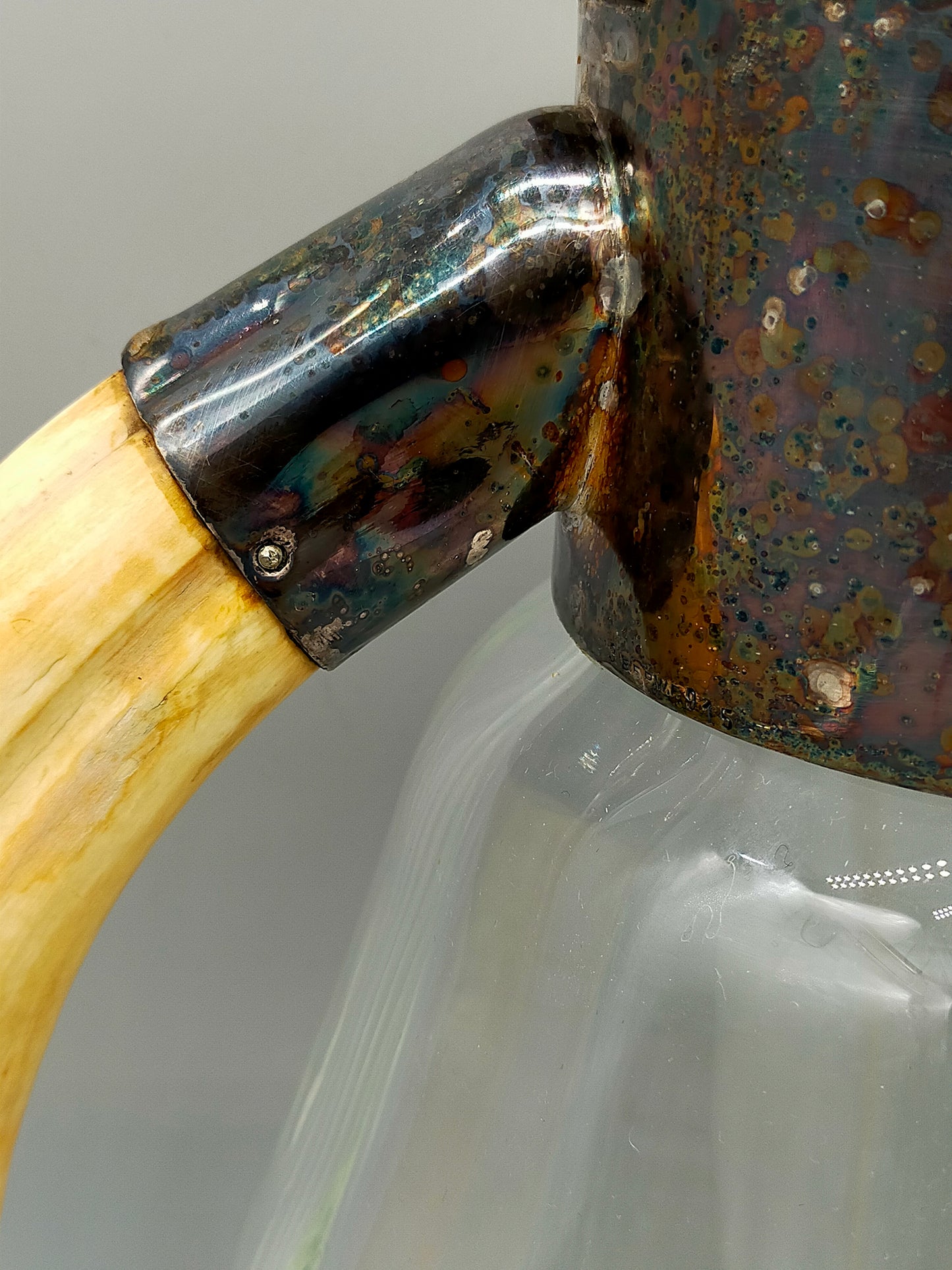 Vintage Glas Karaffe mit Einsatz & Horn Griff – Dekorativ