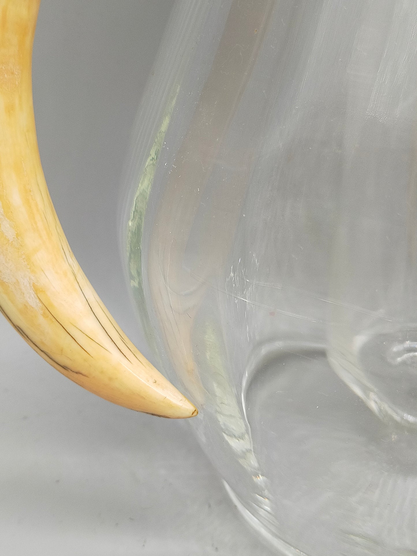 Vintage Glas Karaffe mit Einsatz & Horn Griff – Dekorativ