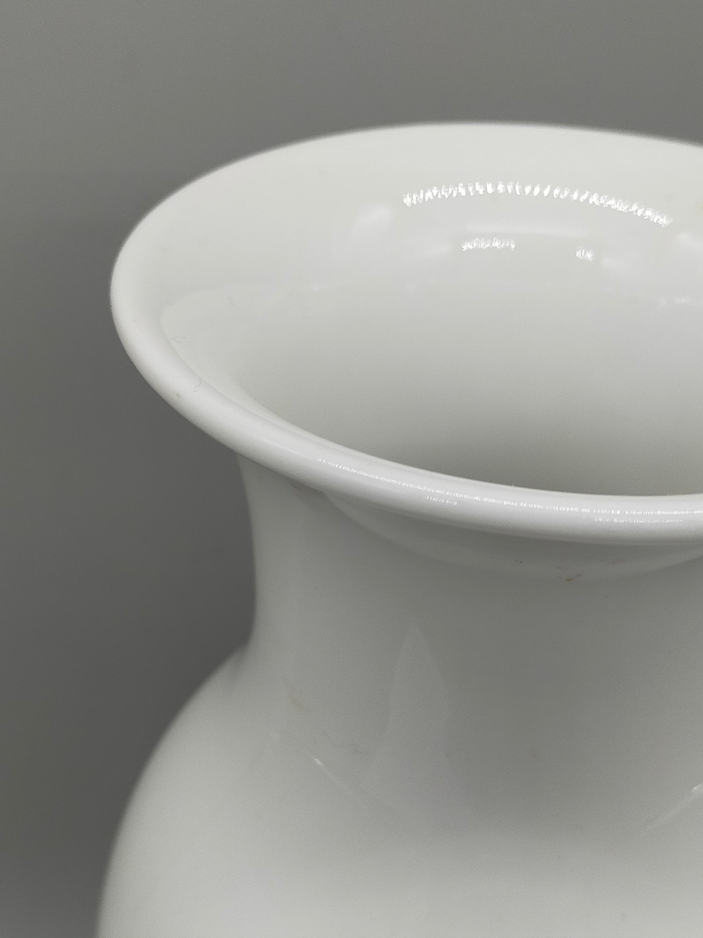 Edle KPM Berlin Porzellan Vase in Weiß – Klassische Balusterform