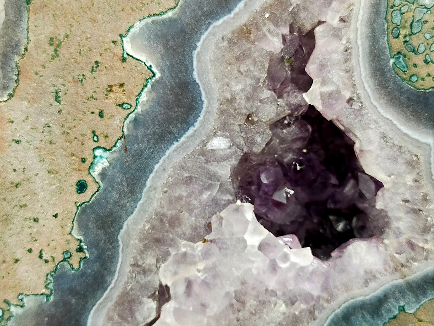 Große Amethyst Druse Geode Kristall violett Naturstein Dekoration