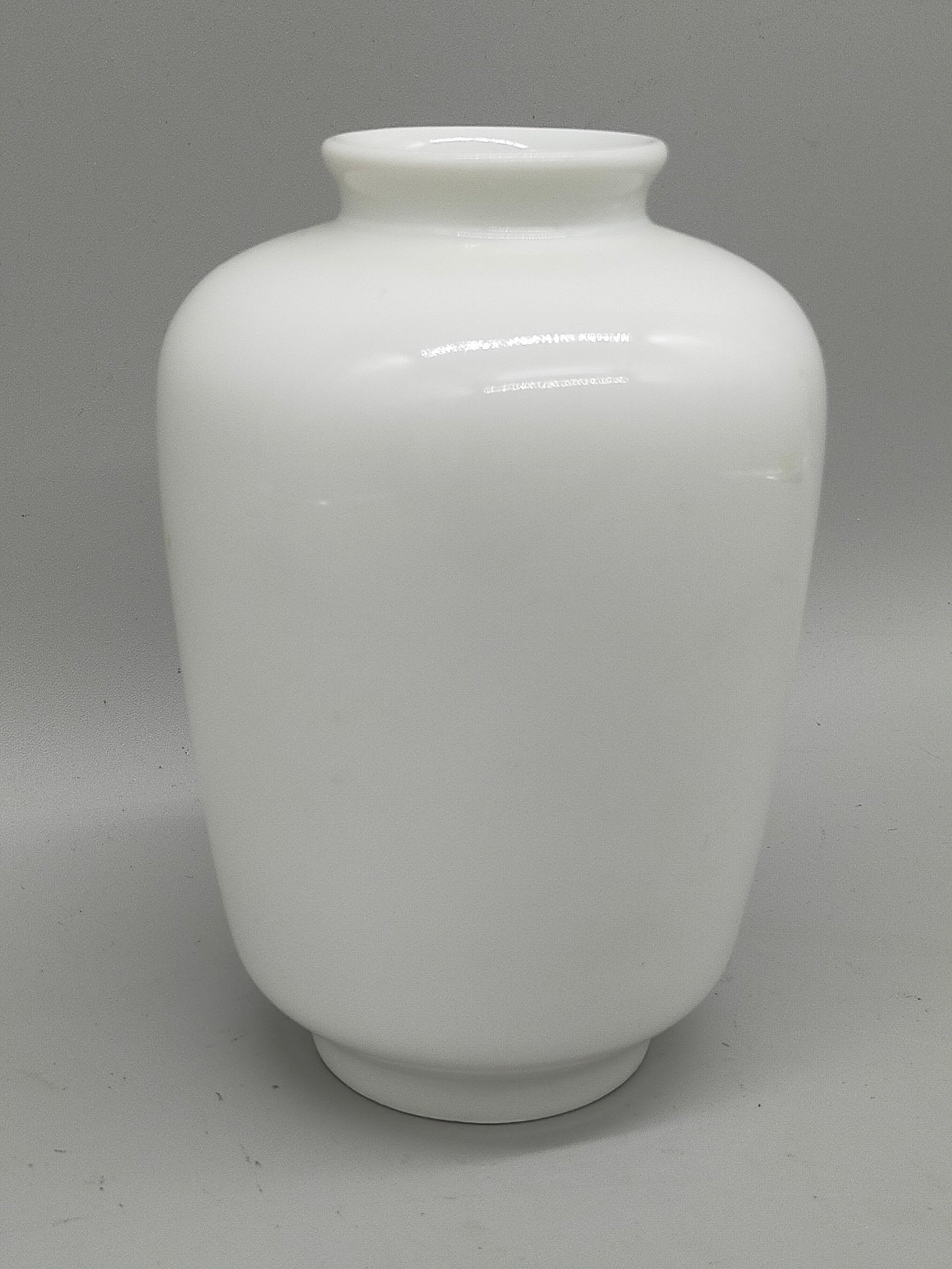 KPM Berlin Porzellan Vase – Klassisch Weiß, Zeitlose Eleganz