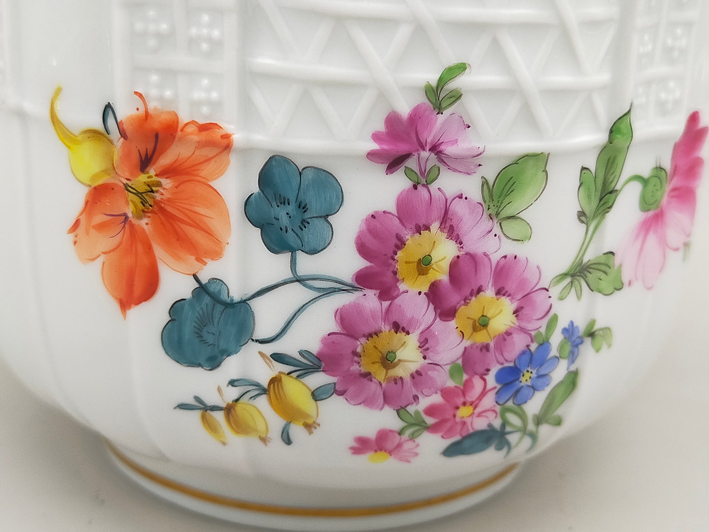Dresden Porzellan Schale mit Blumenmalerei – Handbemalt