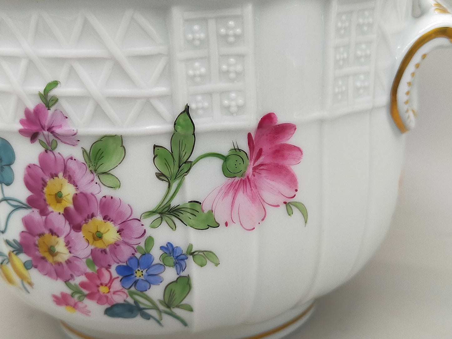 Dresden Porzellan Schale mit Blumenmalerei – Handbemalt