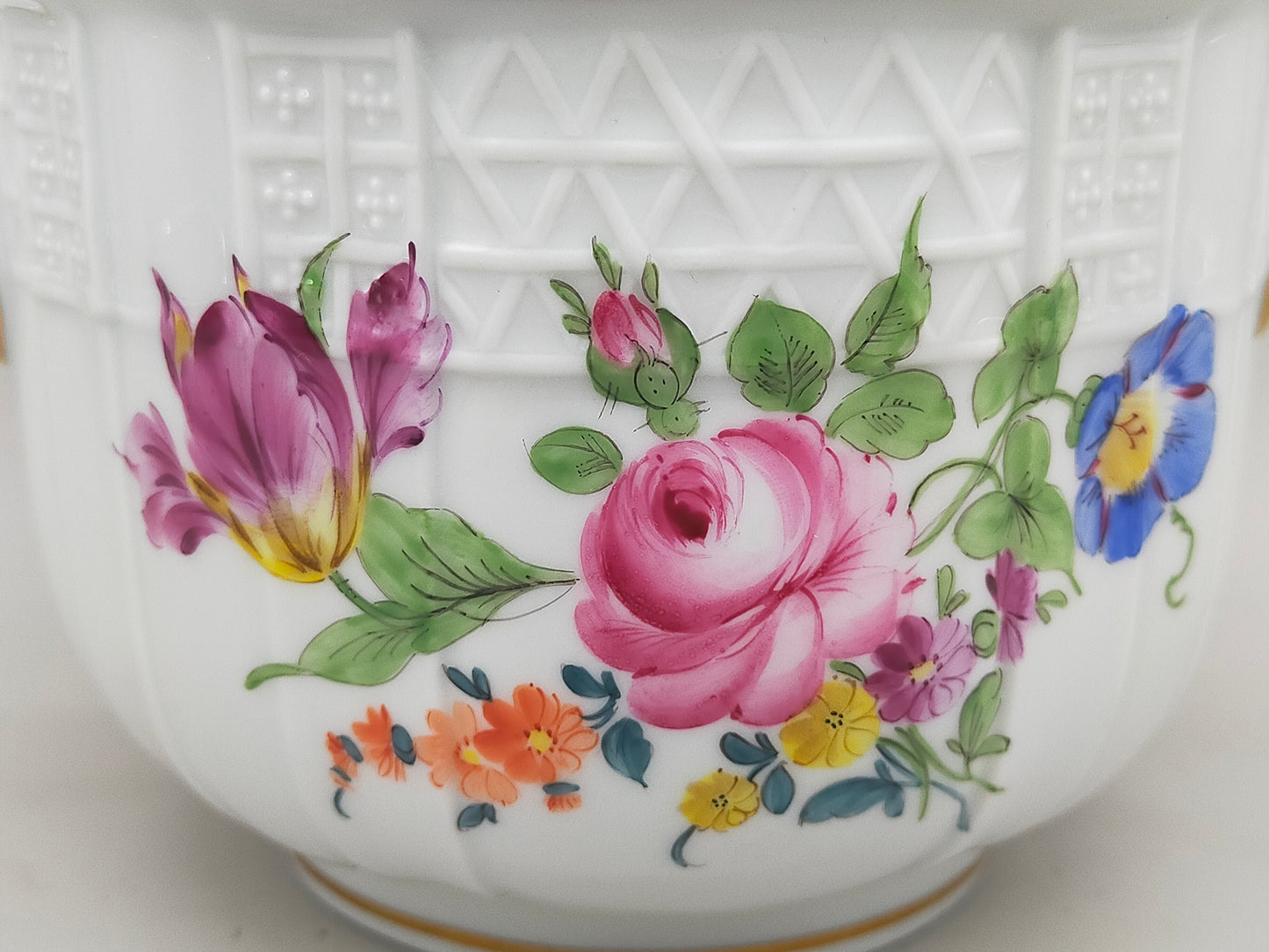 Dresden Porzellan Schale mit Blumenmalerei – Handbemalt