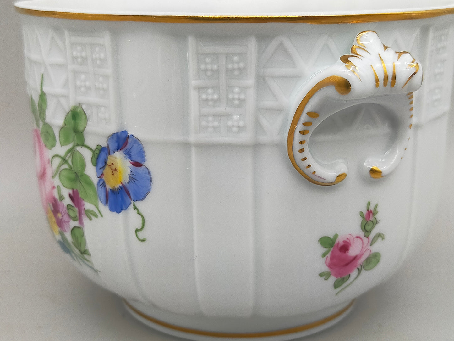 Dresden Porzellan Schale mit Blumenmalerei – Handbemalt