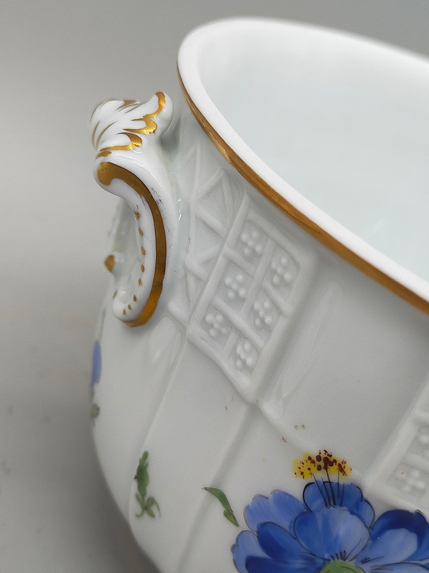 Dresden Porzellan Deckeldose – Handbemalt, floral & Goldfarberand