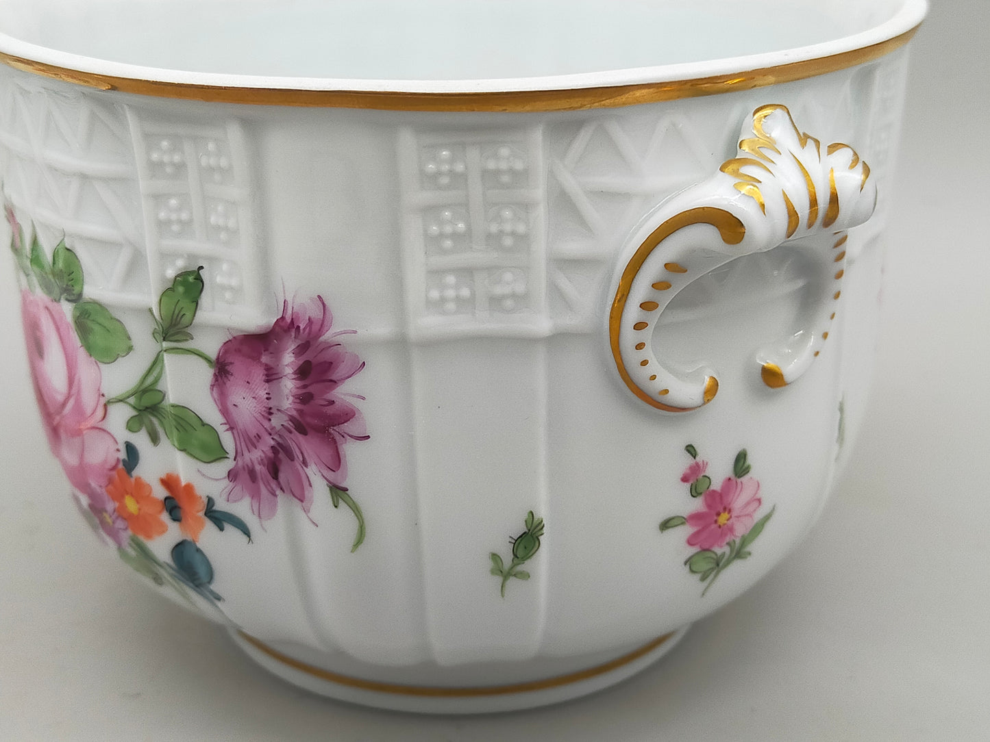 Dresden Porzellan Deckeldose – Handbemalt, floral & Goldfarberand